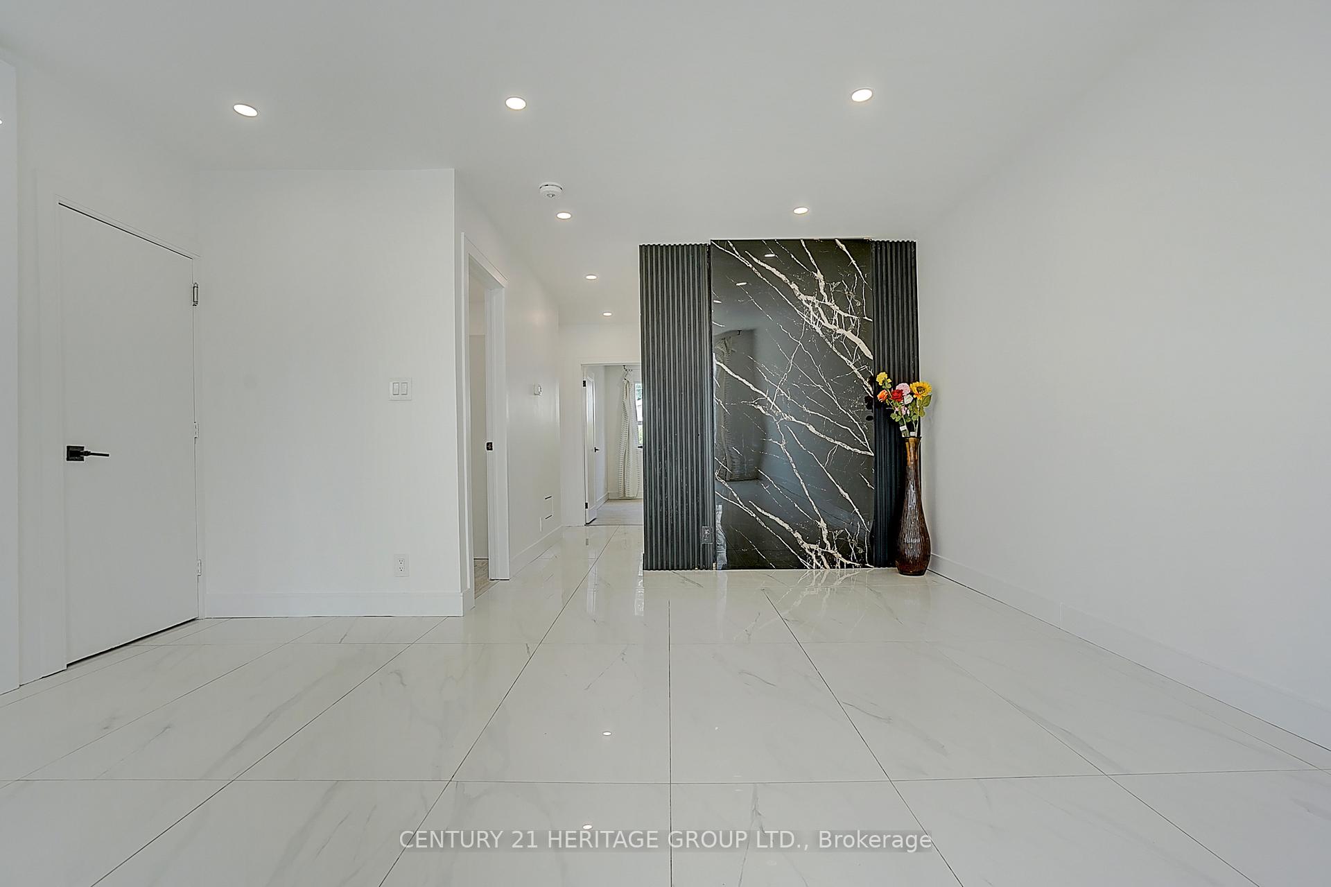 Photo 5 of 326 McConvey Drive, Richmond Hill, Crosby — HOMEH
