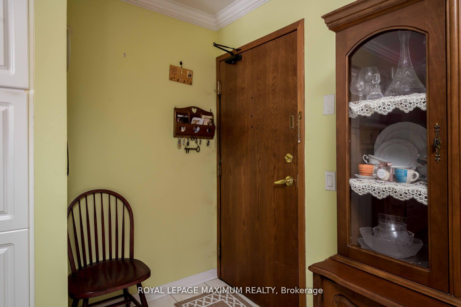 Photo 5 of Unit 408, 2506 Rutherford Road, Vaughan, Maple — HOMEH