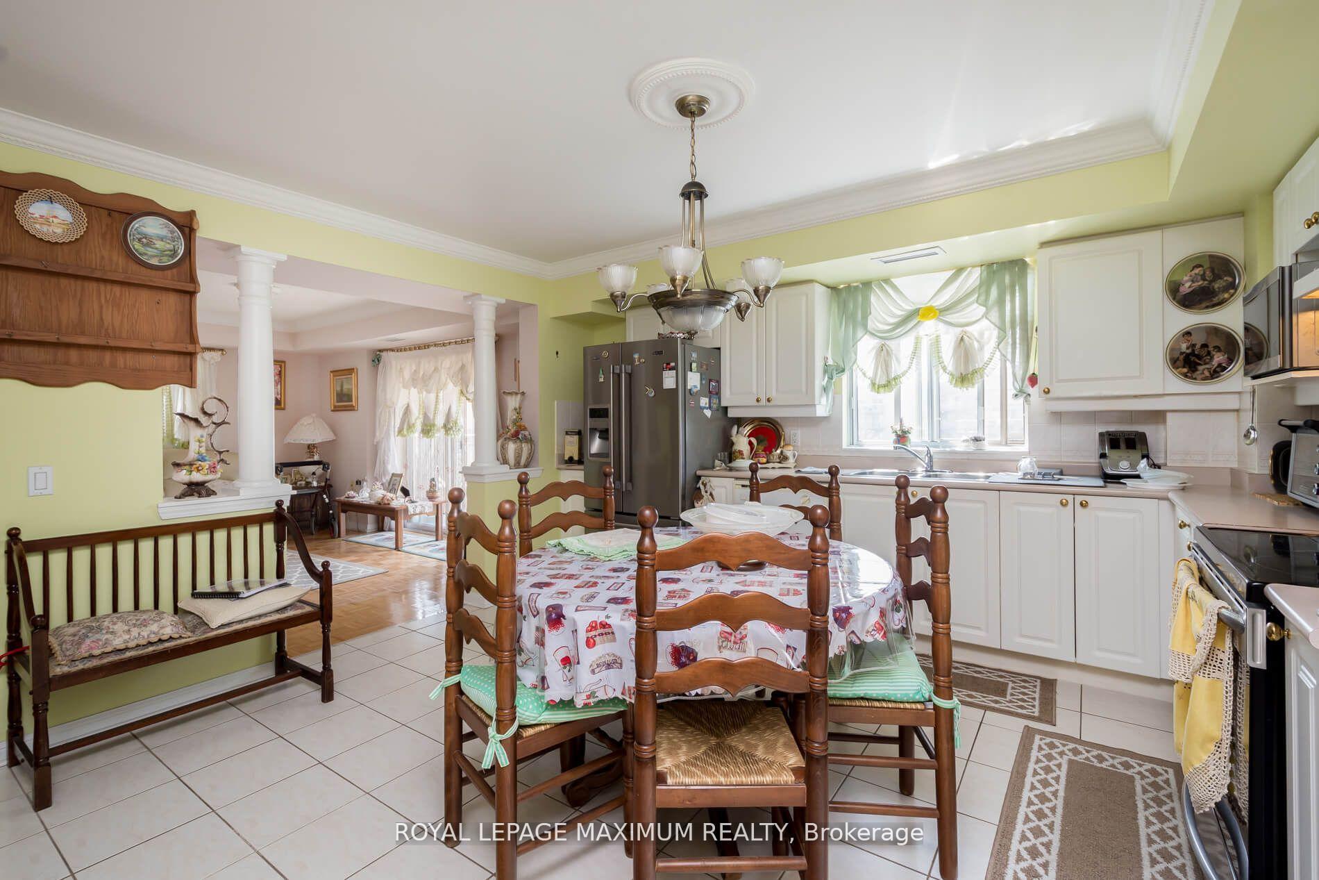 Photo 6 of Unit 408, 2506 Rutherford Road, Vaughan, Maple — HOMEH