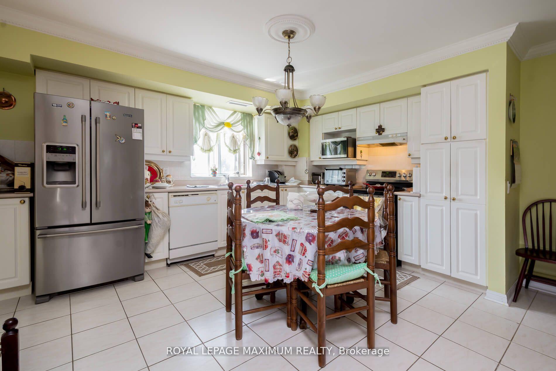 Photo 7 of Unit 408, 2506 Rutherford Road, Vaughan, Maple — HOMEH