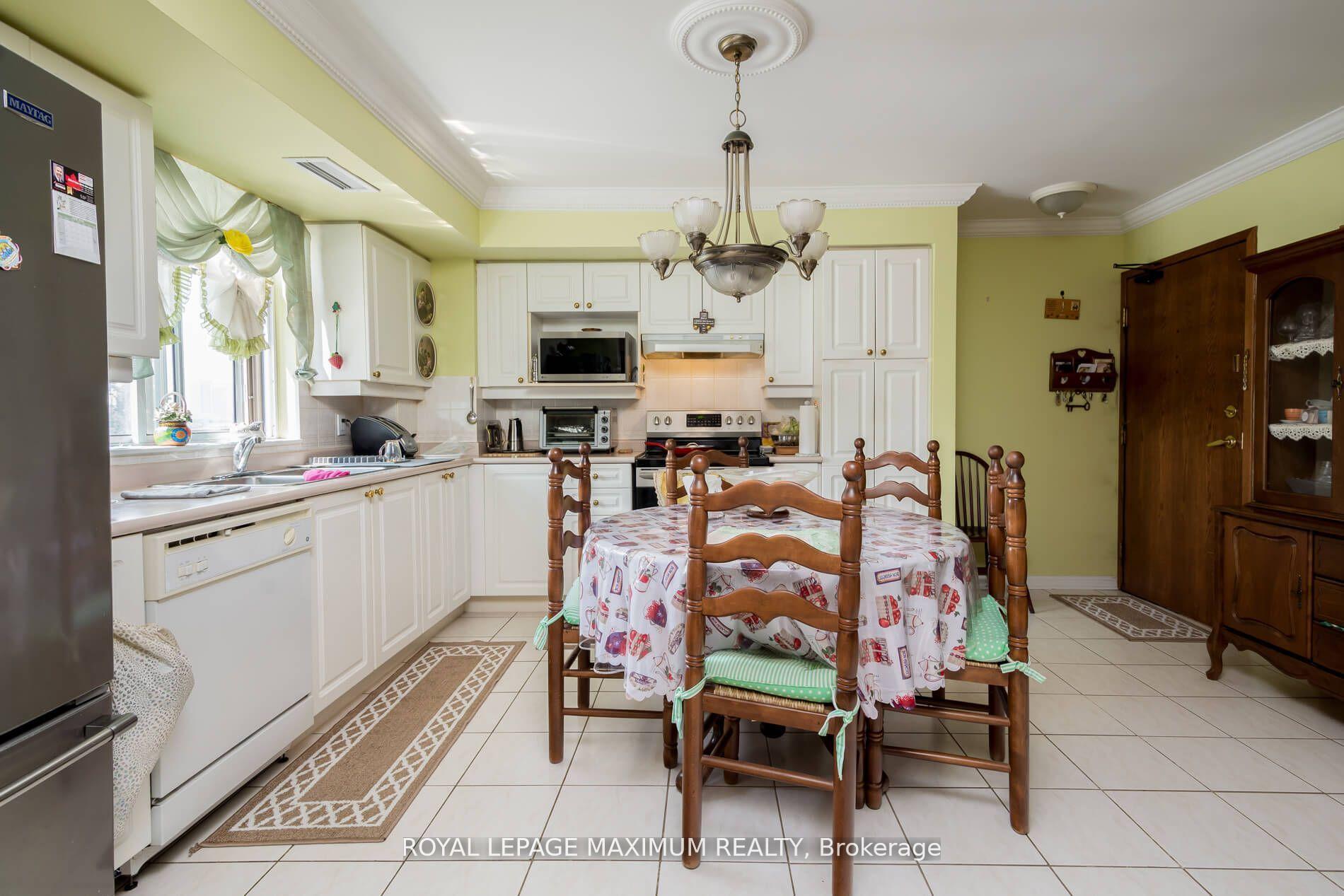 Photo 8 of Unit 408, 2506 Rutherford Road, Vaughan, Maple — HOMEH