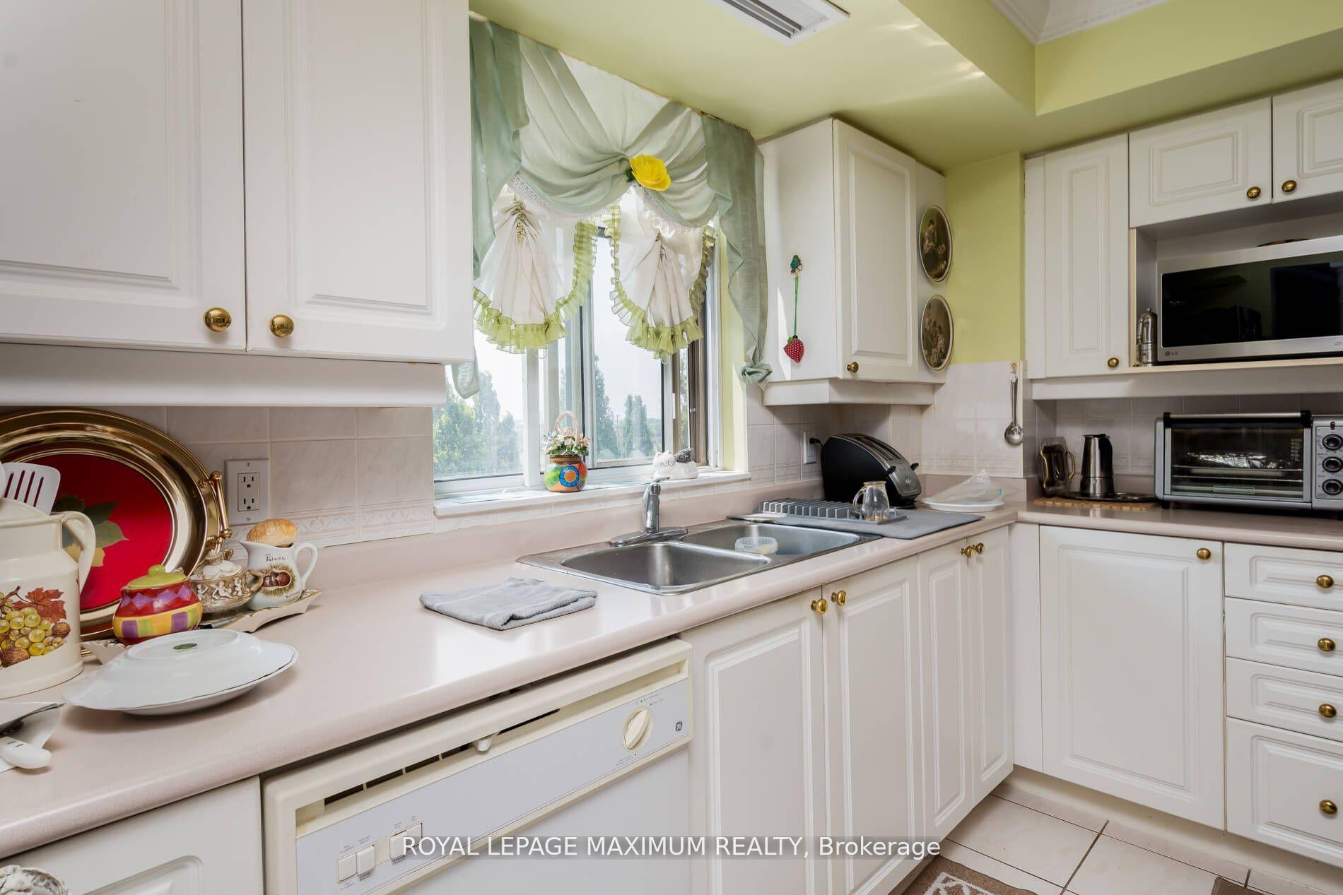 Photo 9 of Unit 408, 2506 Rutherford Road, Vaughan, Maple — HOMEH