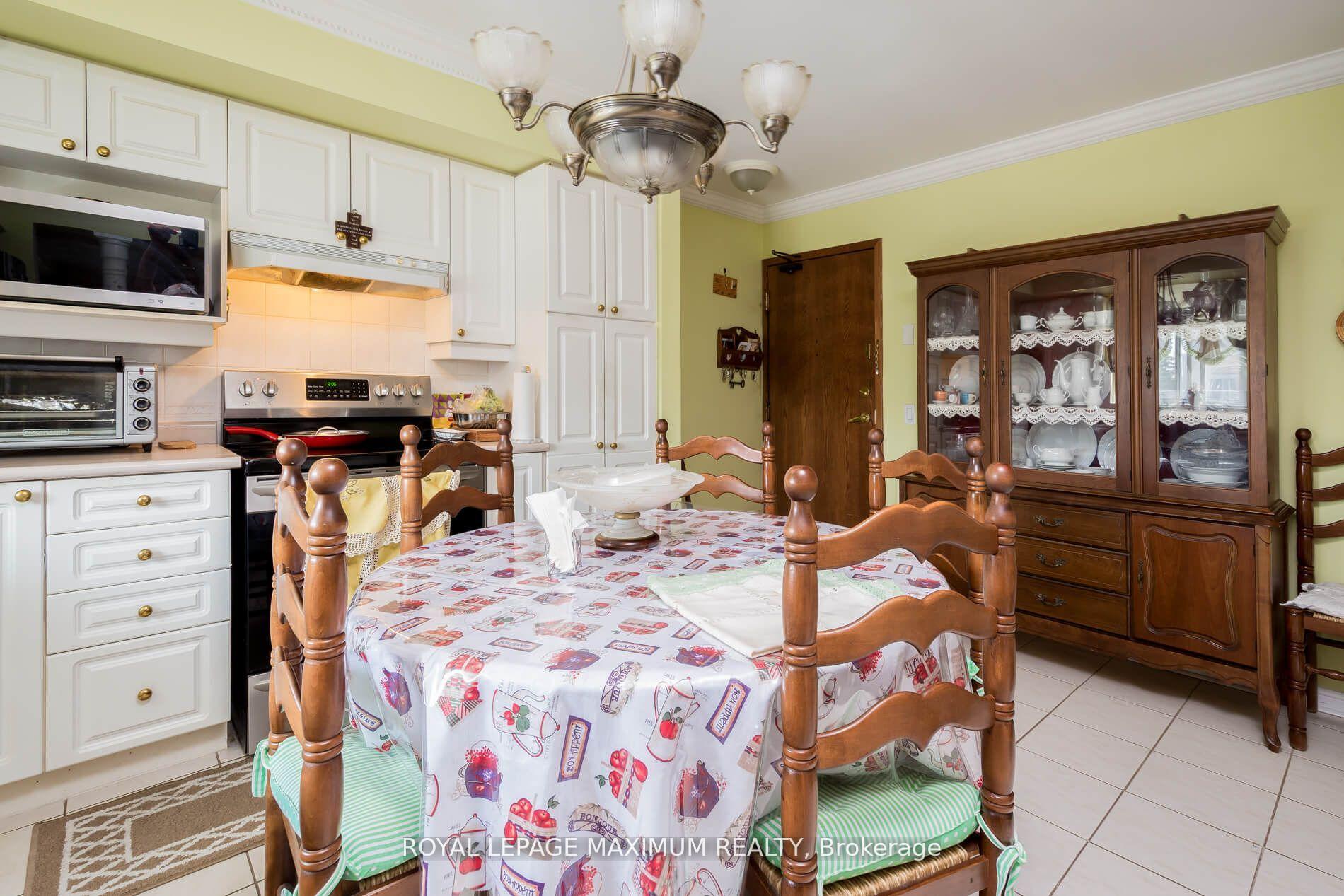 Photo 10 of Unit 408, 2506 Rutherford Road, Vaughan, Maple — HOMEH