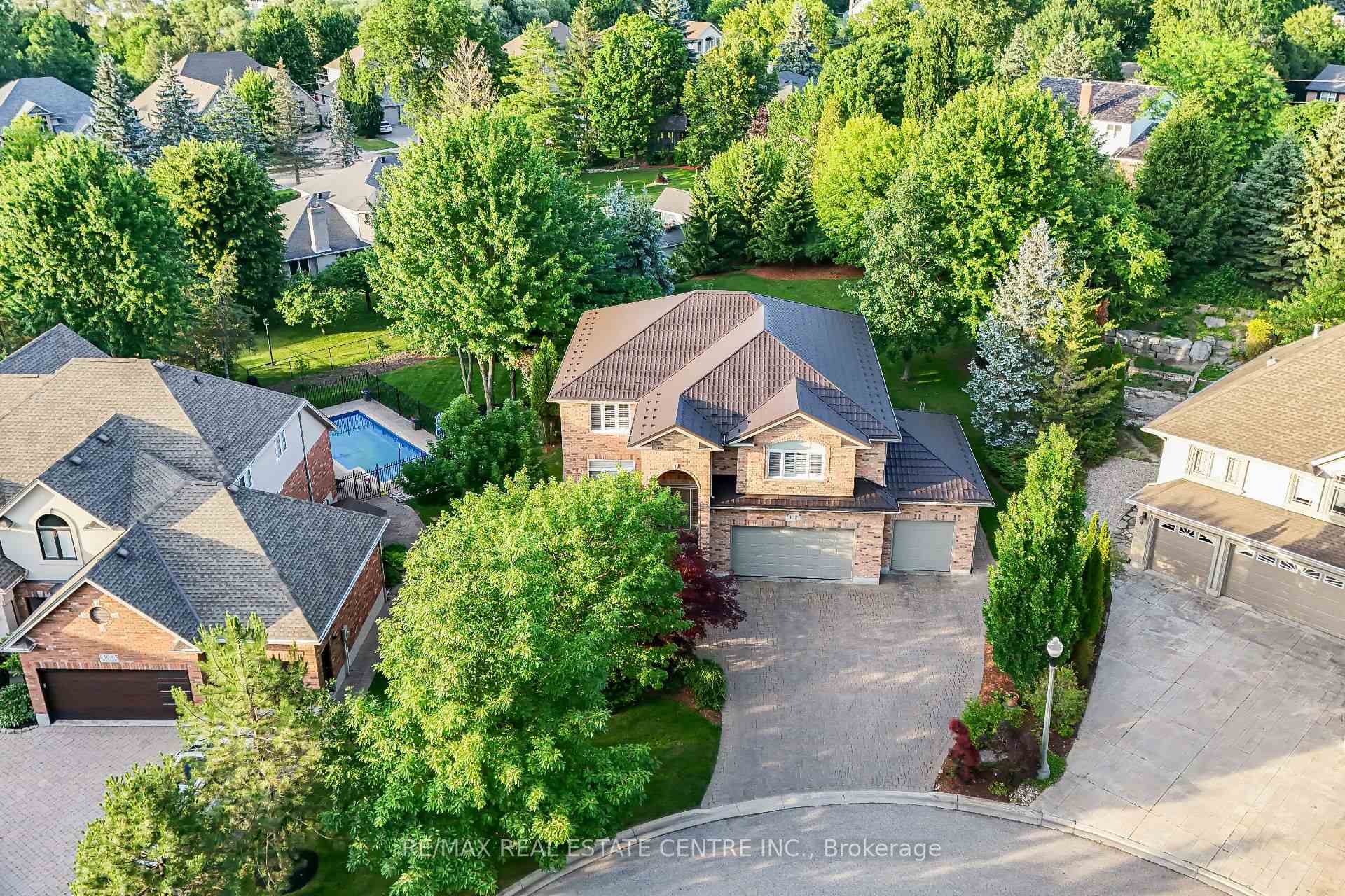 Photo 3 of 112 Dirksen Court, Kitchener, Pioneer Tower West — HOMEH