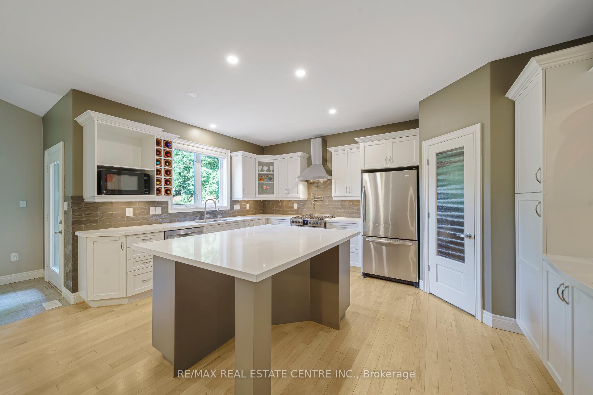 Photo 8 of 112 Dirksen Court, Kitchener, Pioneer Tower West — HOMEH
