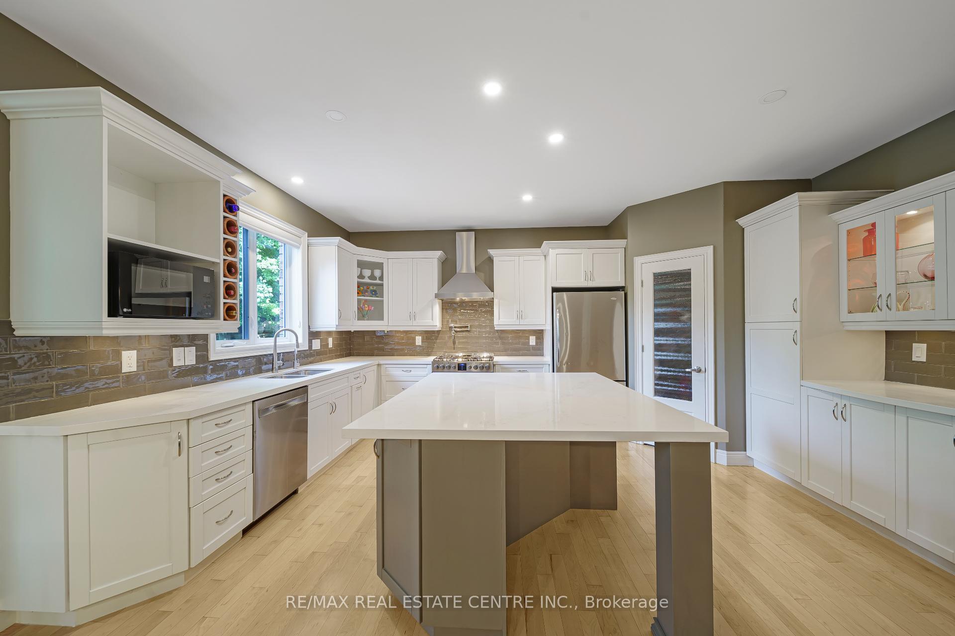 Photo 9 of 112 Dirksen Court, Kitchener, Pioneer Tower West — HOMEH