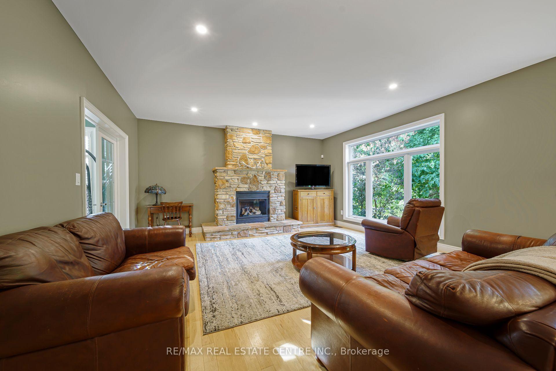 Photo 15 of 112 Dirksen Court, Kitchener, Pioneer Tower West — HOMEH