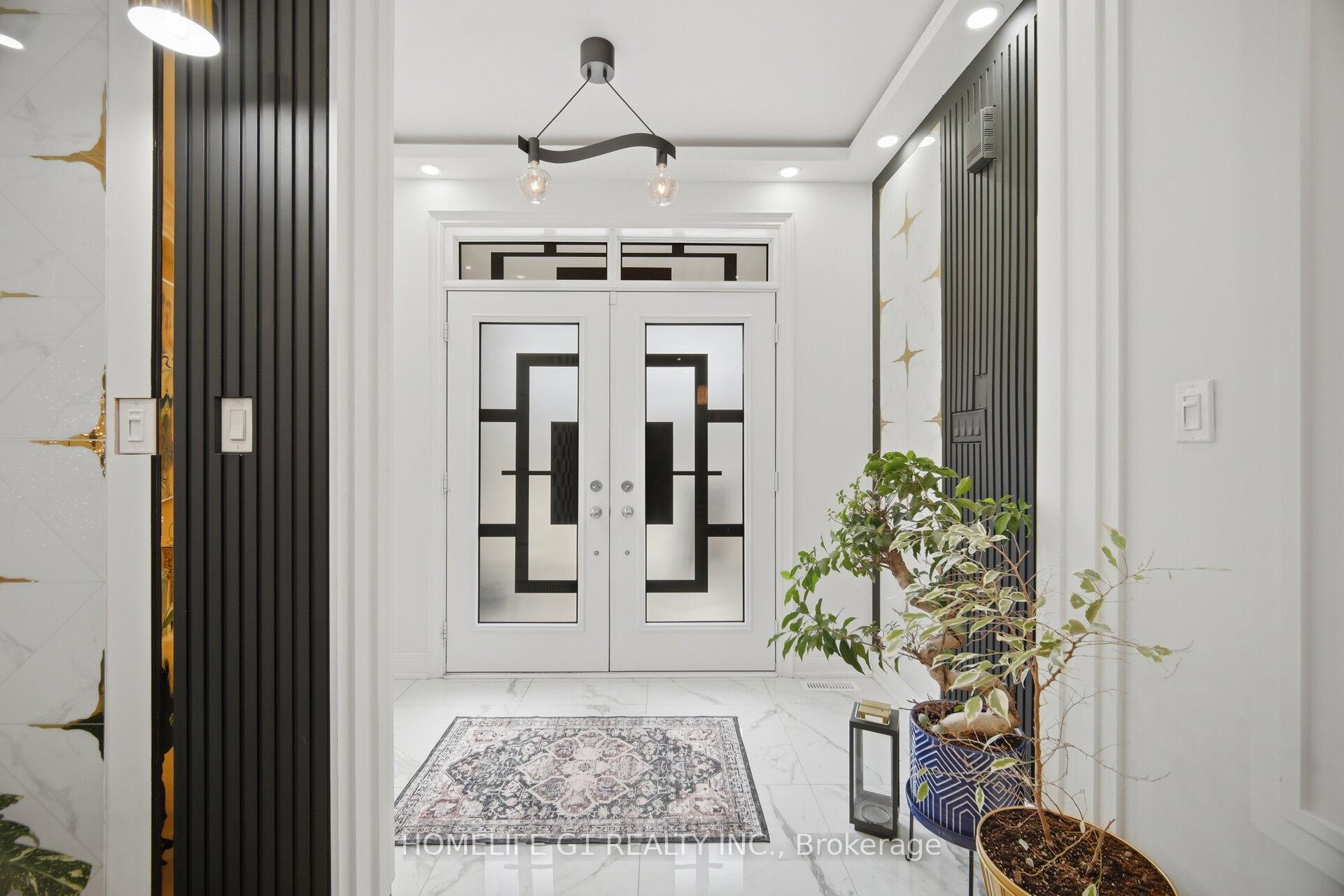 Photo 2 of 16 Coldwell Bay Circle, Vaughan, Kleinburg — HOMEH