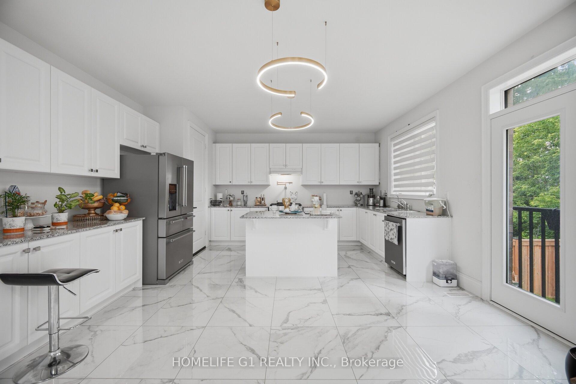 Photo 8 of 16 Coldwell Bay Circle, Vaughan, Kleinburg — HOMEH