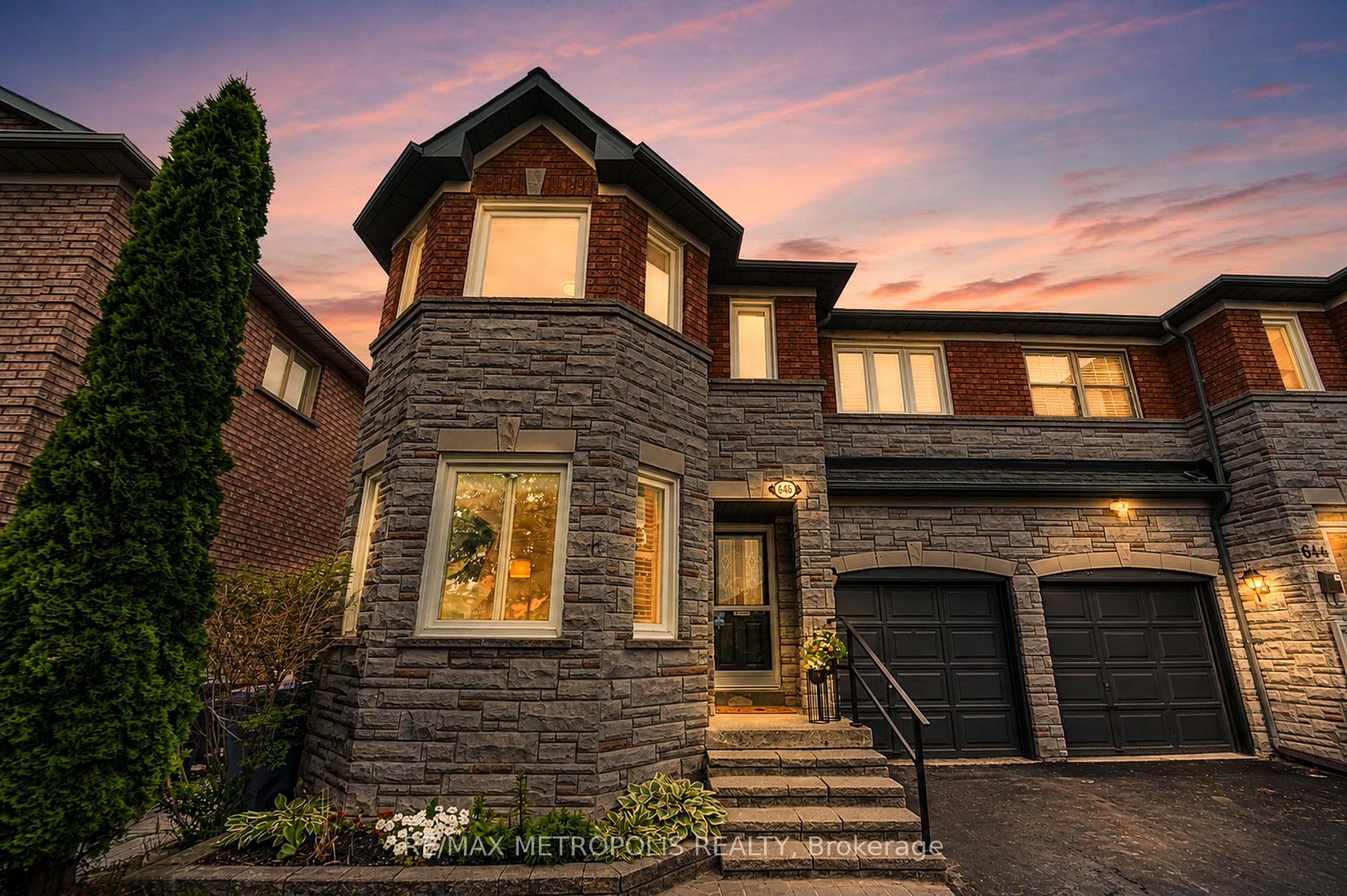 Photo 1 of 646 Walpole Crescent, Newmarket, Stonehaven-Wyndham — HOMEH