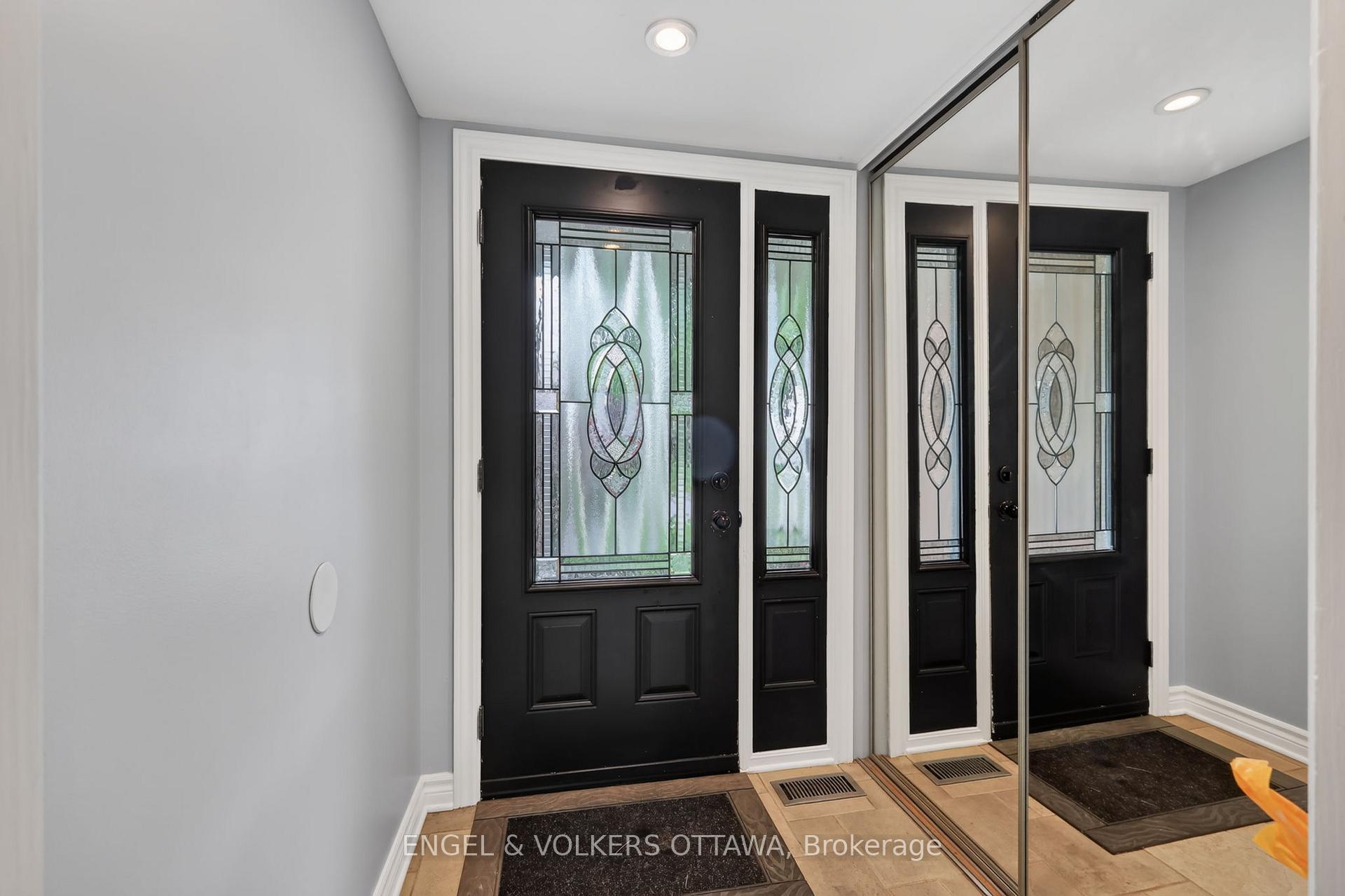Photo 4 of 1 Blueridge Court, Ottawa, Barrhaven - Pheasant Run — HOMEH