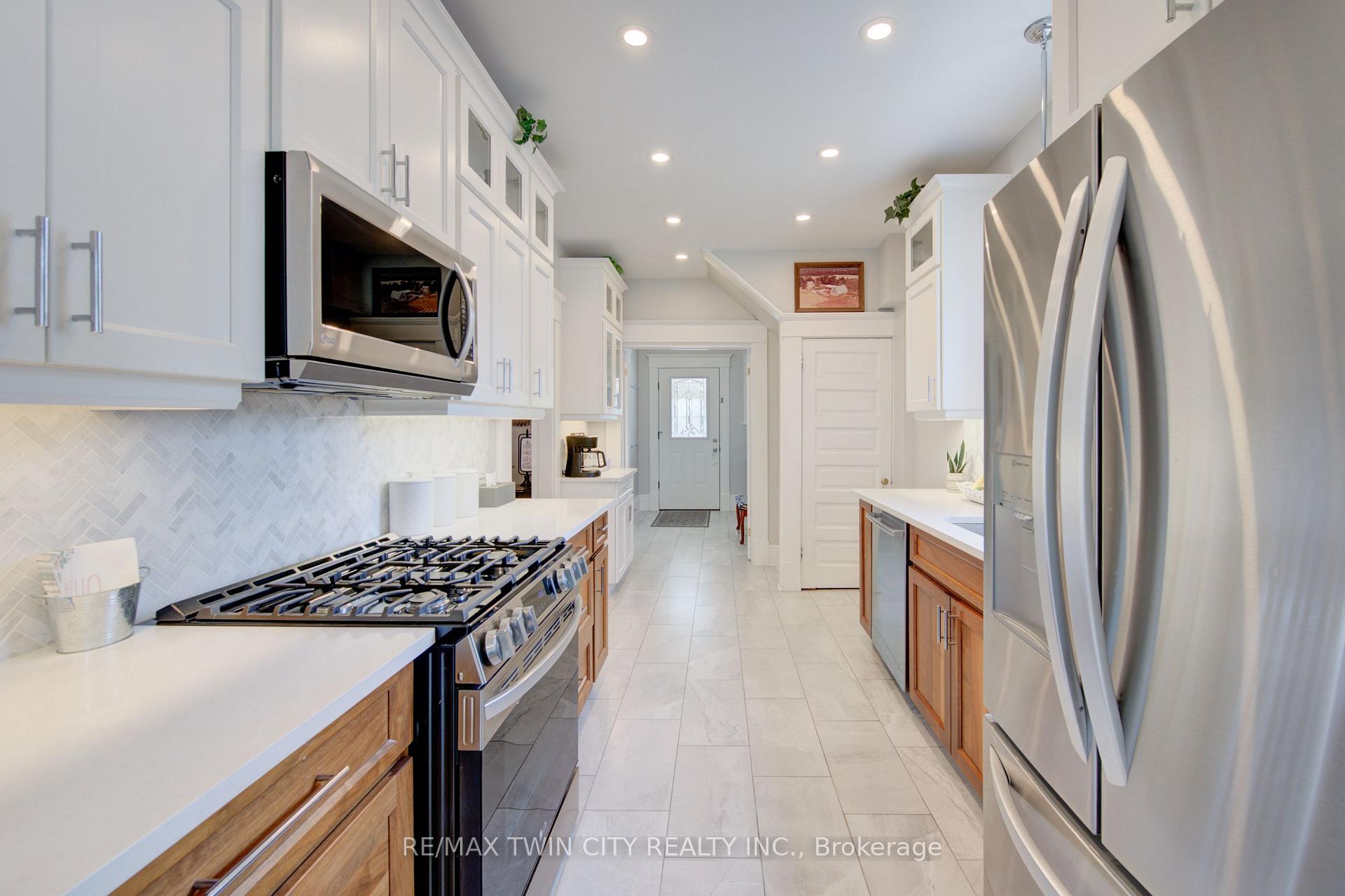Photo 15 of 106 Sydenham Street, Brantford, North Ward — HOMEH