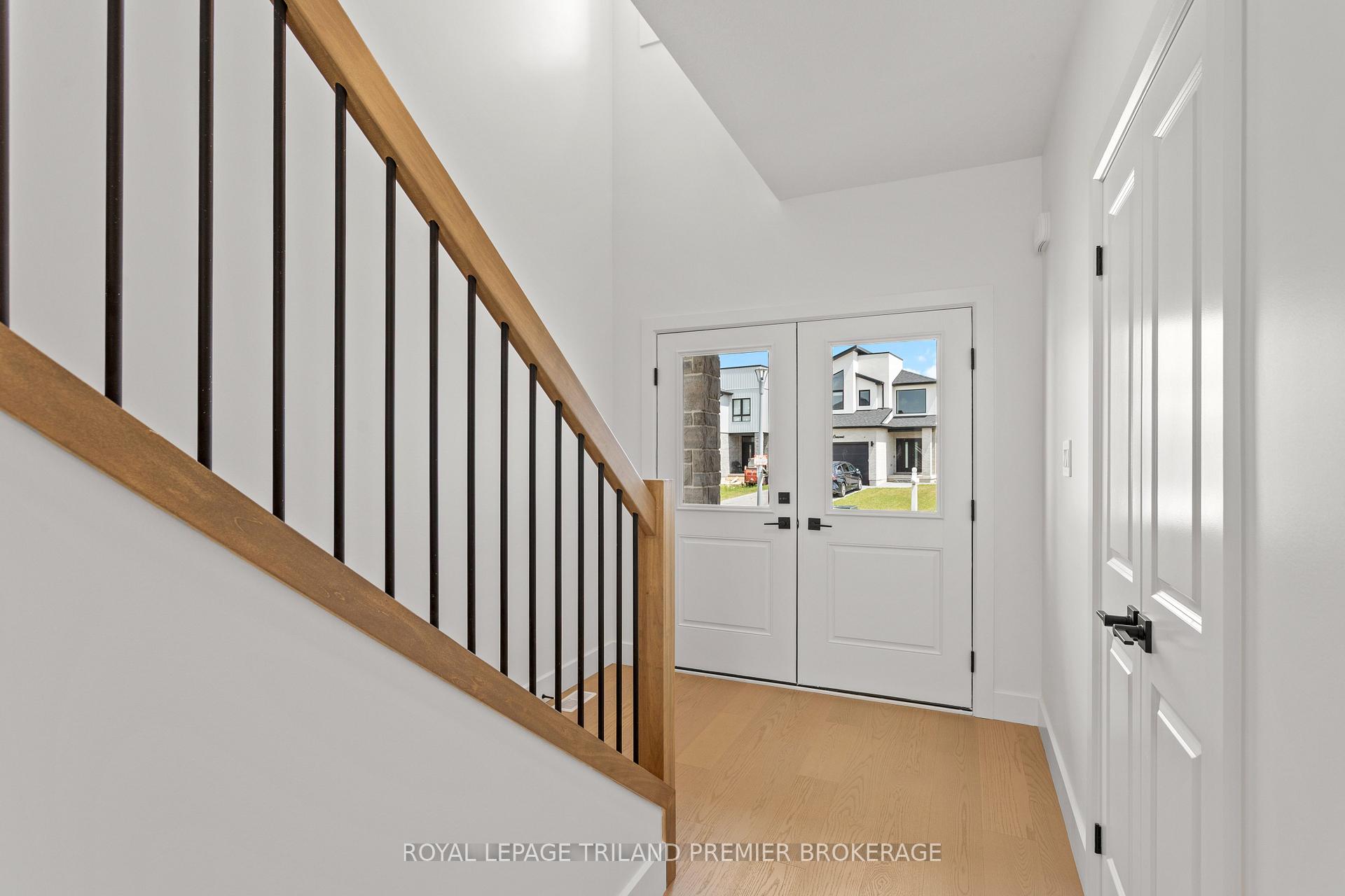 Photo 3 of 262 Hesselman Crescent, London, South U — HOMEH