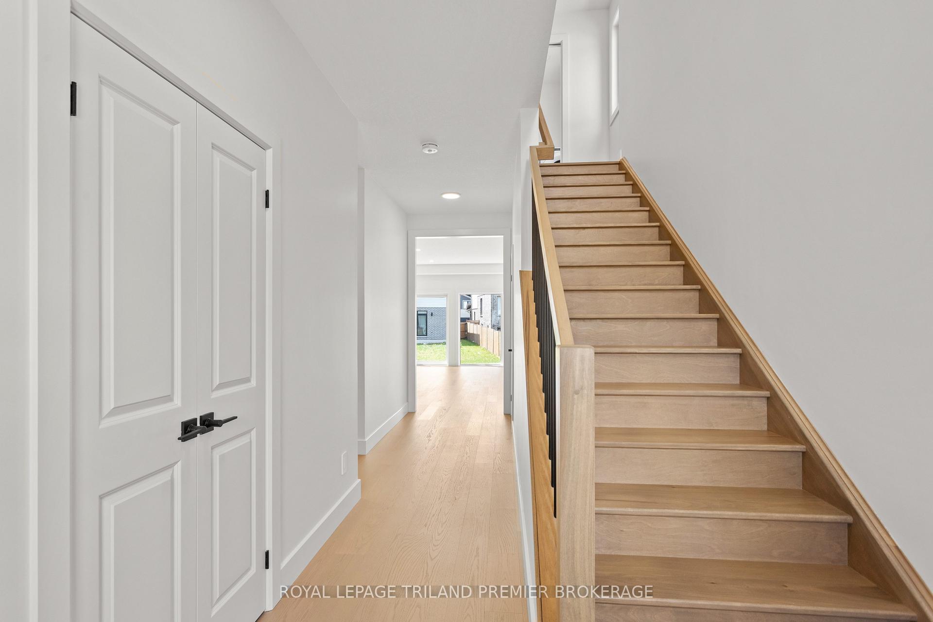 Photo 4 of 262 Hesselman Crescent, London, South U — HOMEH