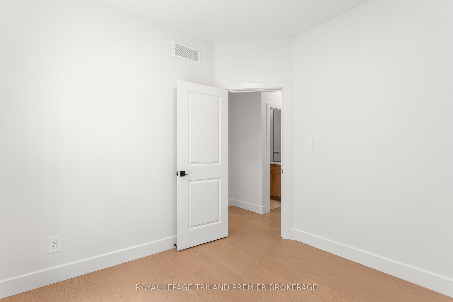 Photo 16 of 262 Hesselman Crescent, London, South U — HOMEH
