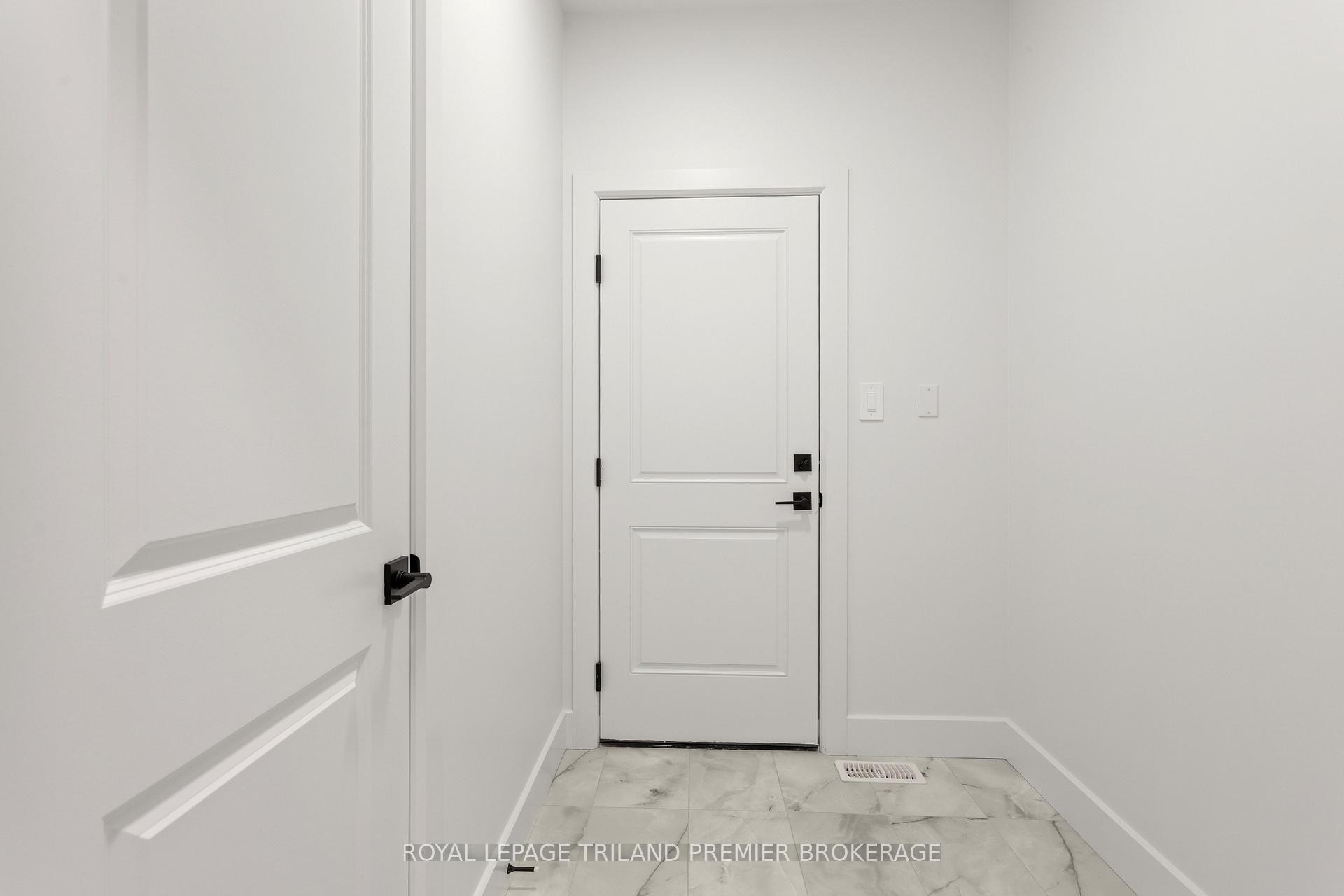 Photo 19 of 262 Hesselman Crescent, London, South U — HOMEH