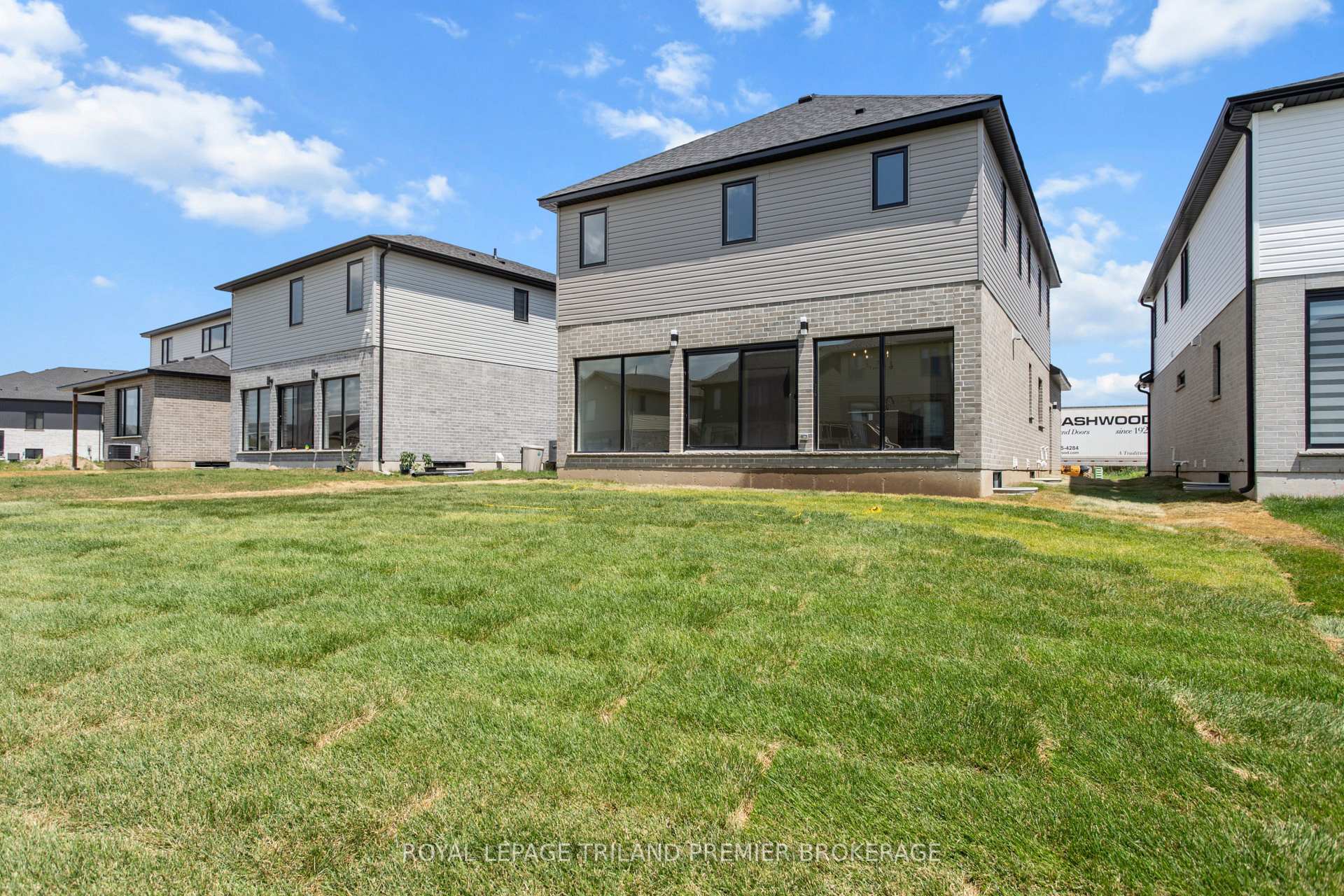 Photo 37 of 262 Hesselman Crescent, London, South U — HOMEH