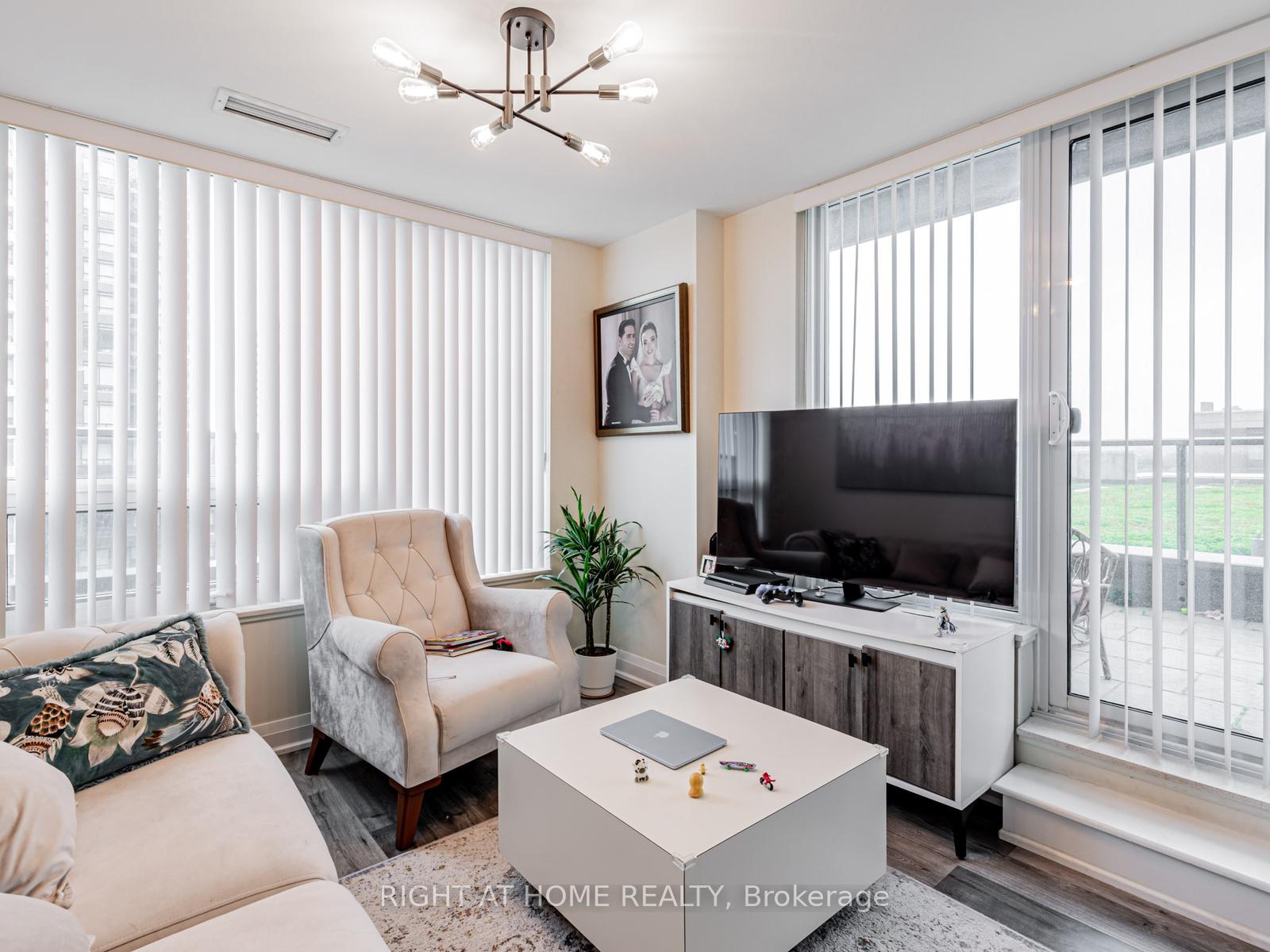 Photo 7 of Unit 826, 18 Uptown Drive, Markham, Unionville — HOMEH