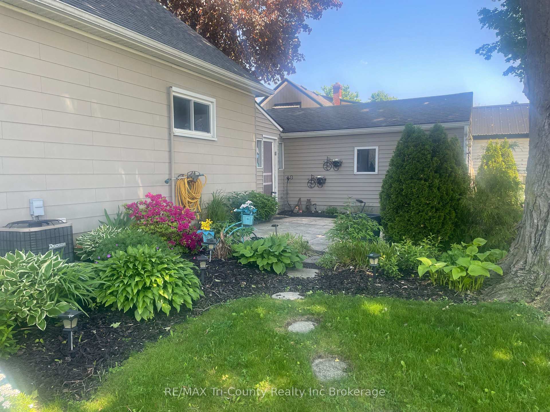 Photo 3 of 23 Pine Street, Tillsonburg — HOMEH