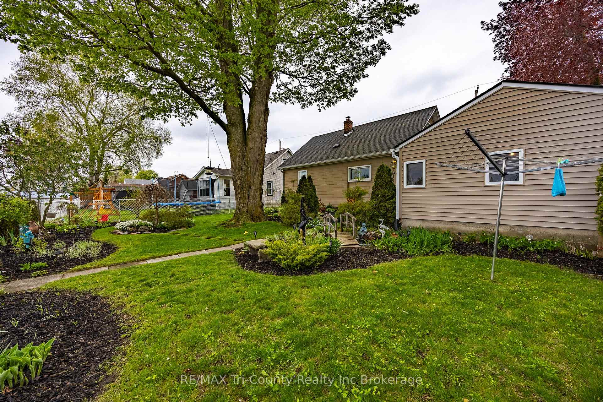 Photo 7 of 23 Pine Street, Tillsonburg — HOMEH