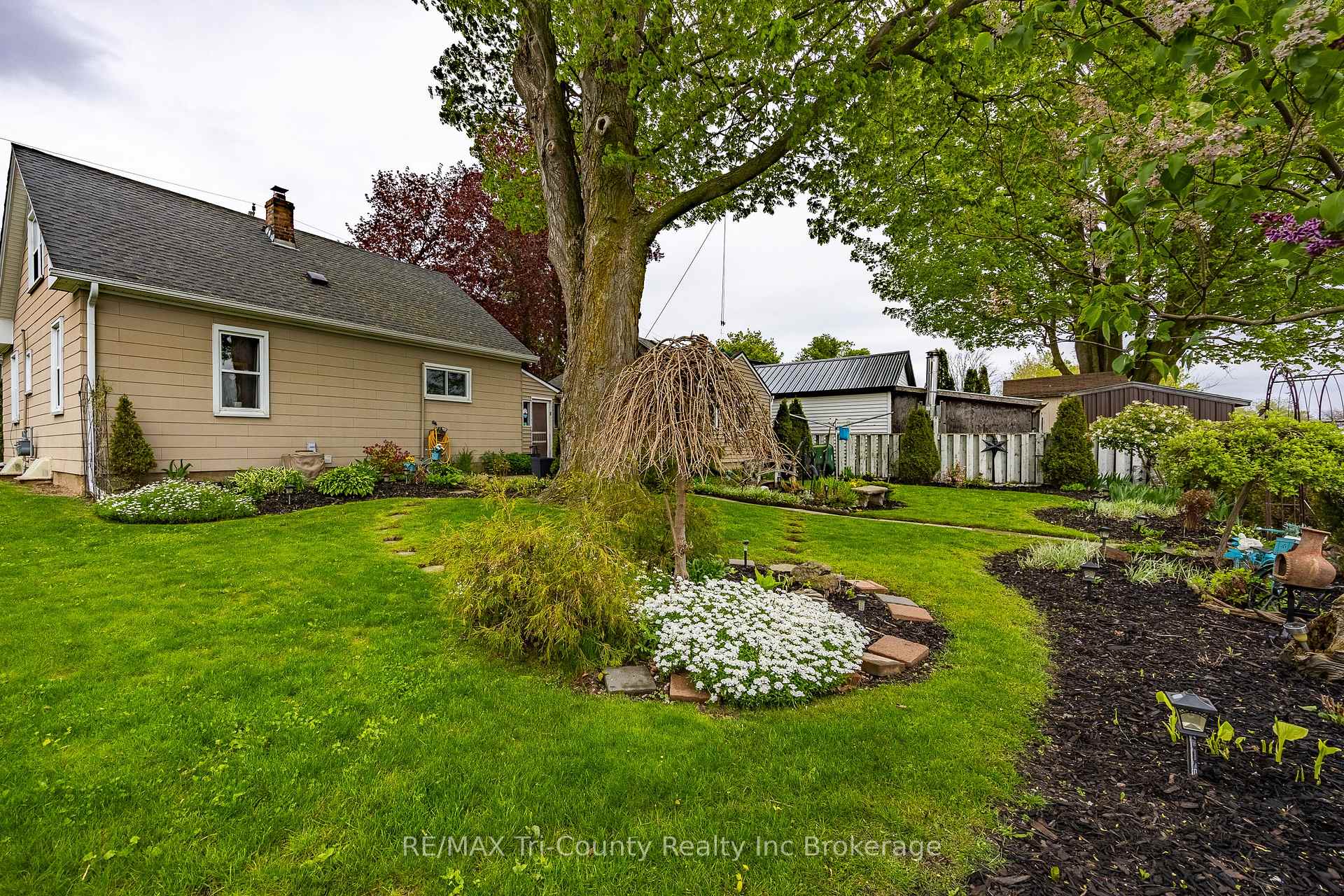 Photo 8 of 23 Pine Street, Tillsonburg — HOMEH