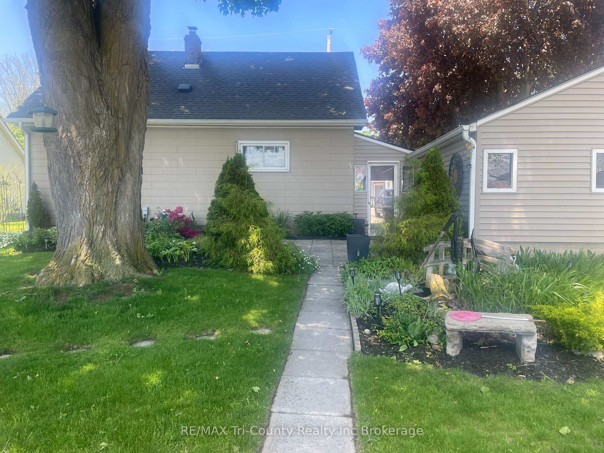 Photo 9 of 23 Pine Street, Tillsonburg — HOMEH