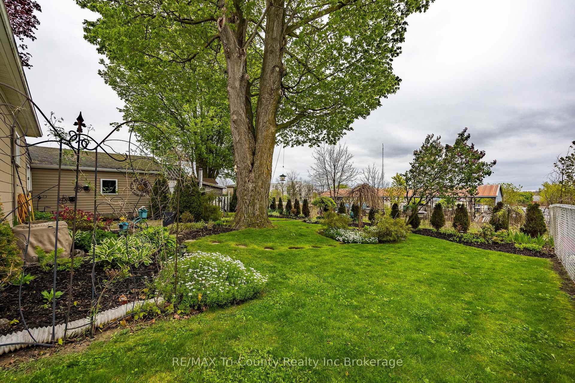 Photo 24 of 23 Pine Street, Tillsonburg — HOMEH