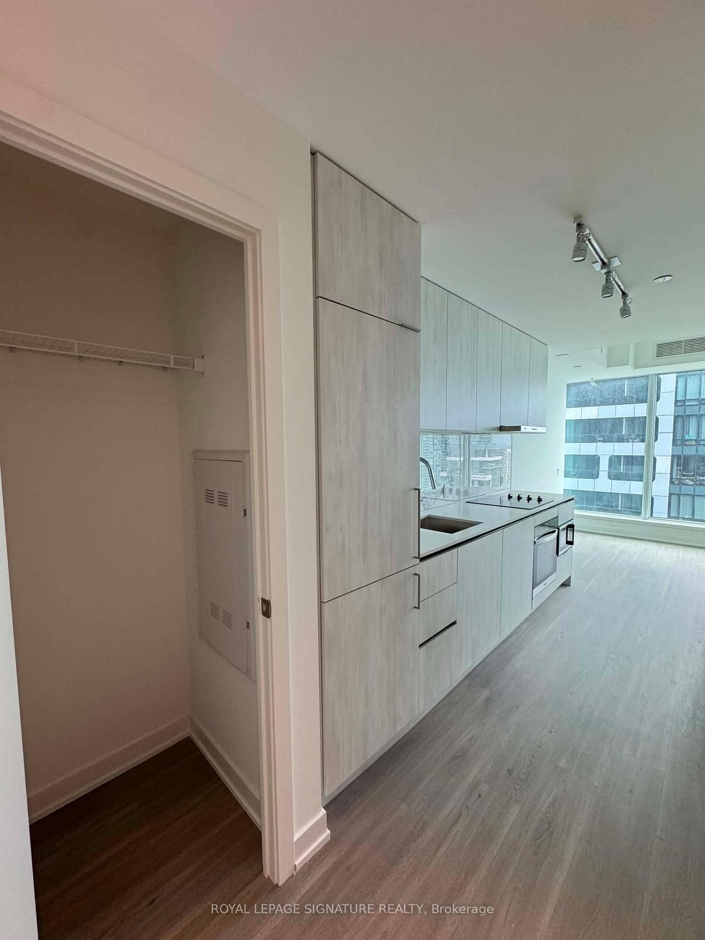Photo 9 of Unit 4608, 8 Wellesley Street W, Toronto, Bay Street Corridor — HOMEH