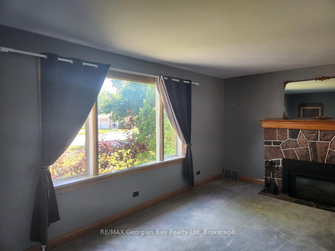 Photo 2 of 874 Yonge Street N, Midland — HOMEH