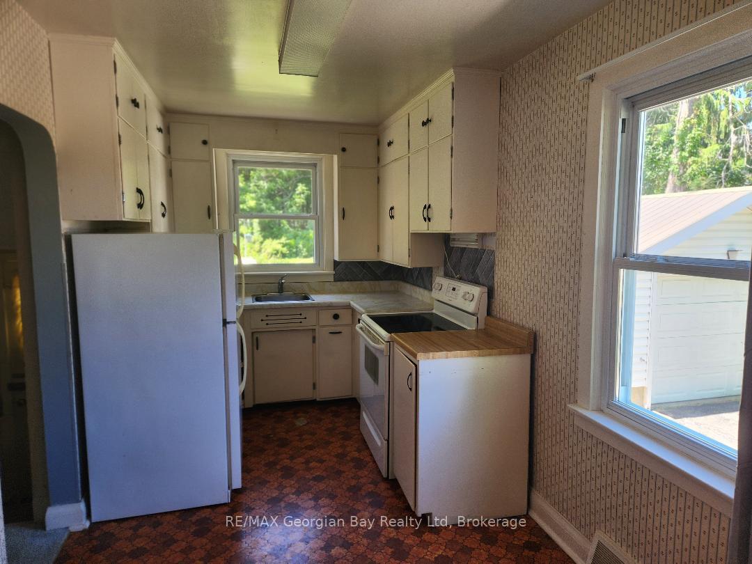 Photo 5 of 874 Yonge Street N, Midland — HOMEH
