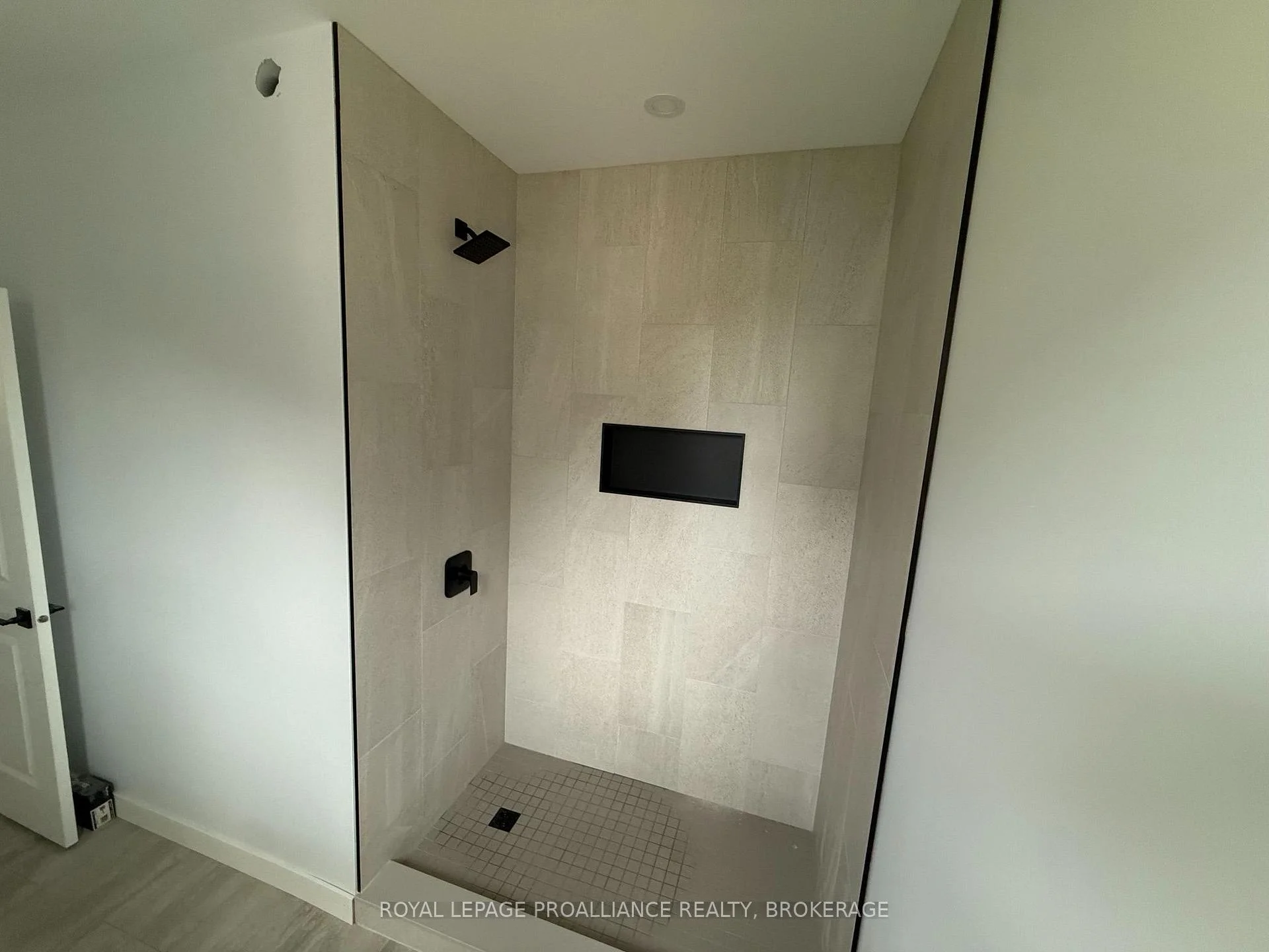 Photo 8 of 733 Squirrel Hill Drive, Kingston, City Northwest — HOMEH