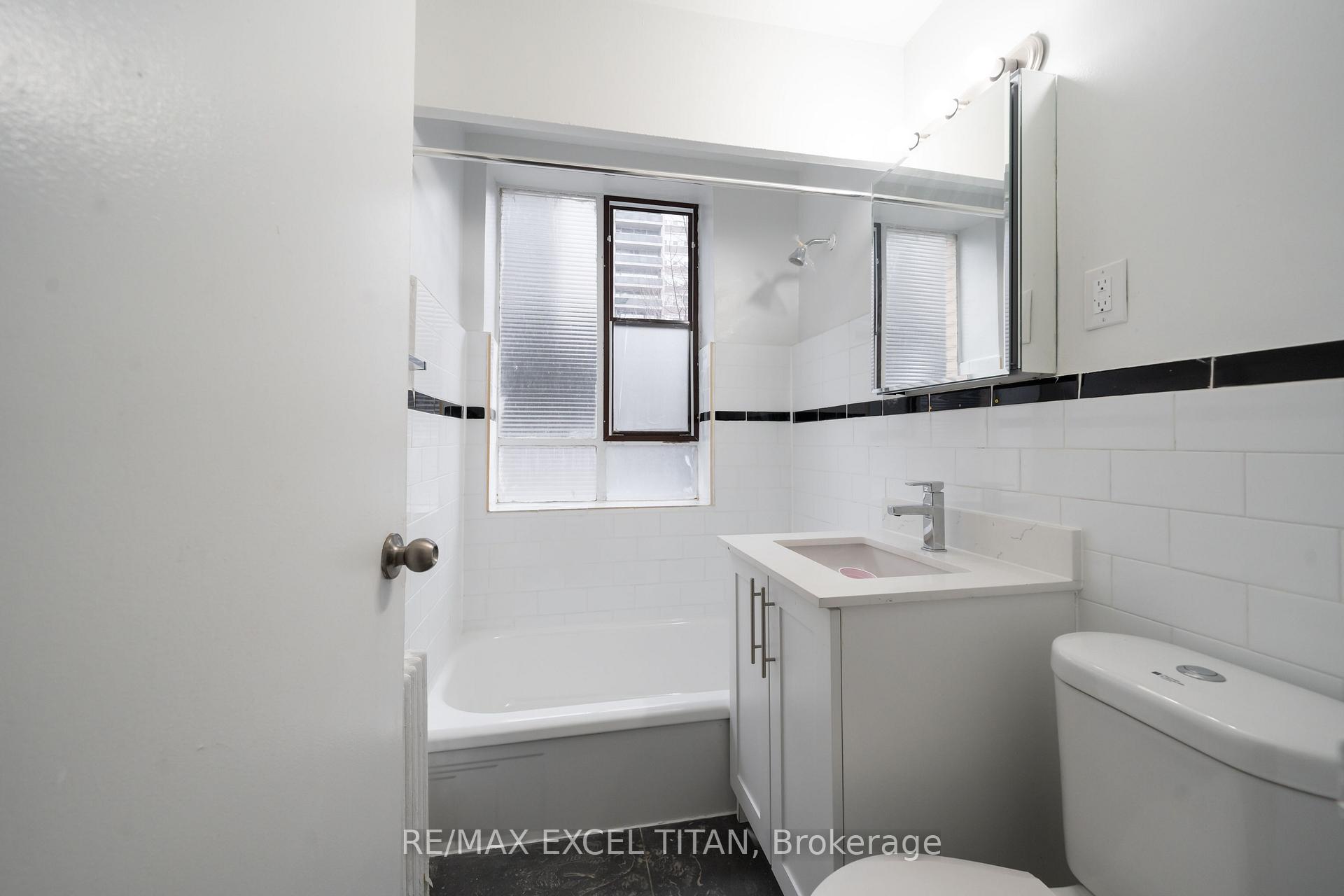 Photo 5 of Unit 110, 77 Erskine Avenue, Toronto, Mount Pleasant West — HOMEH