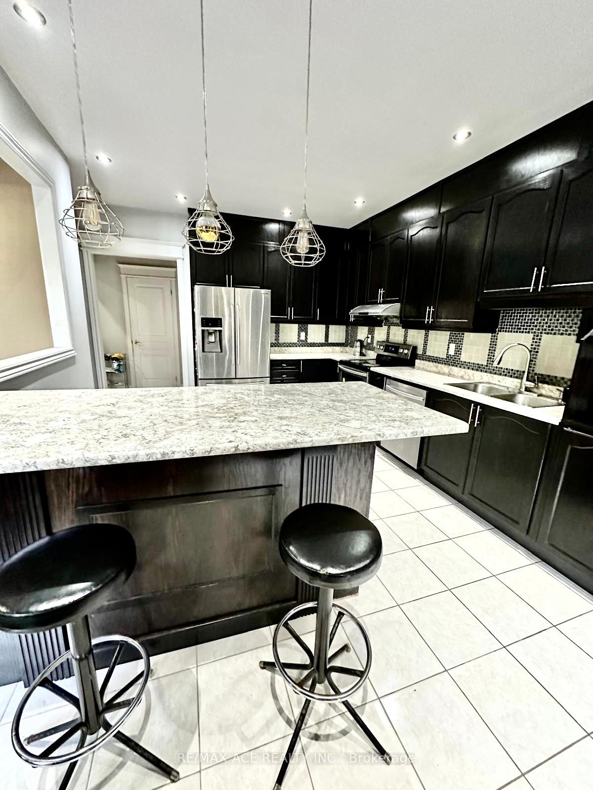 Photo 8 of 7 Meltwater Crescent, Brampton, Bram East — HOMEH