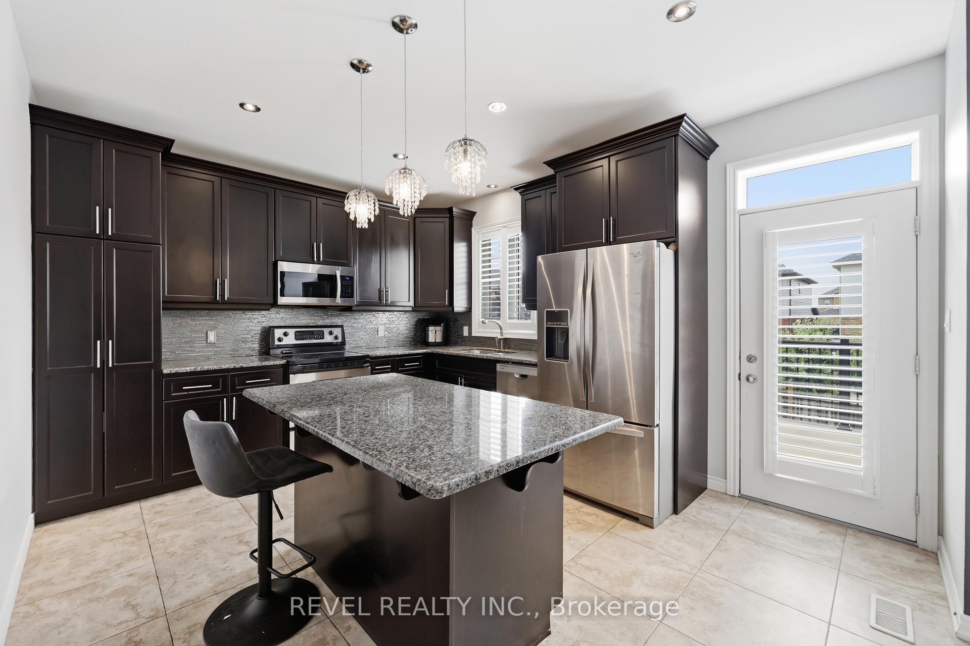 Photo 6 of 44 Springwood Drive, Hamilton, Stoney Creek Mountain — HOMEH