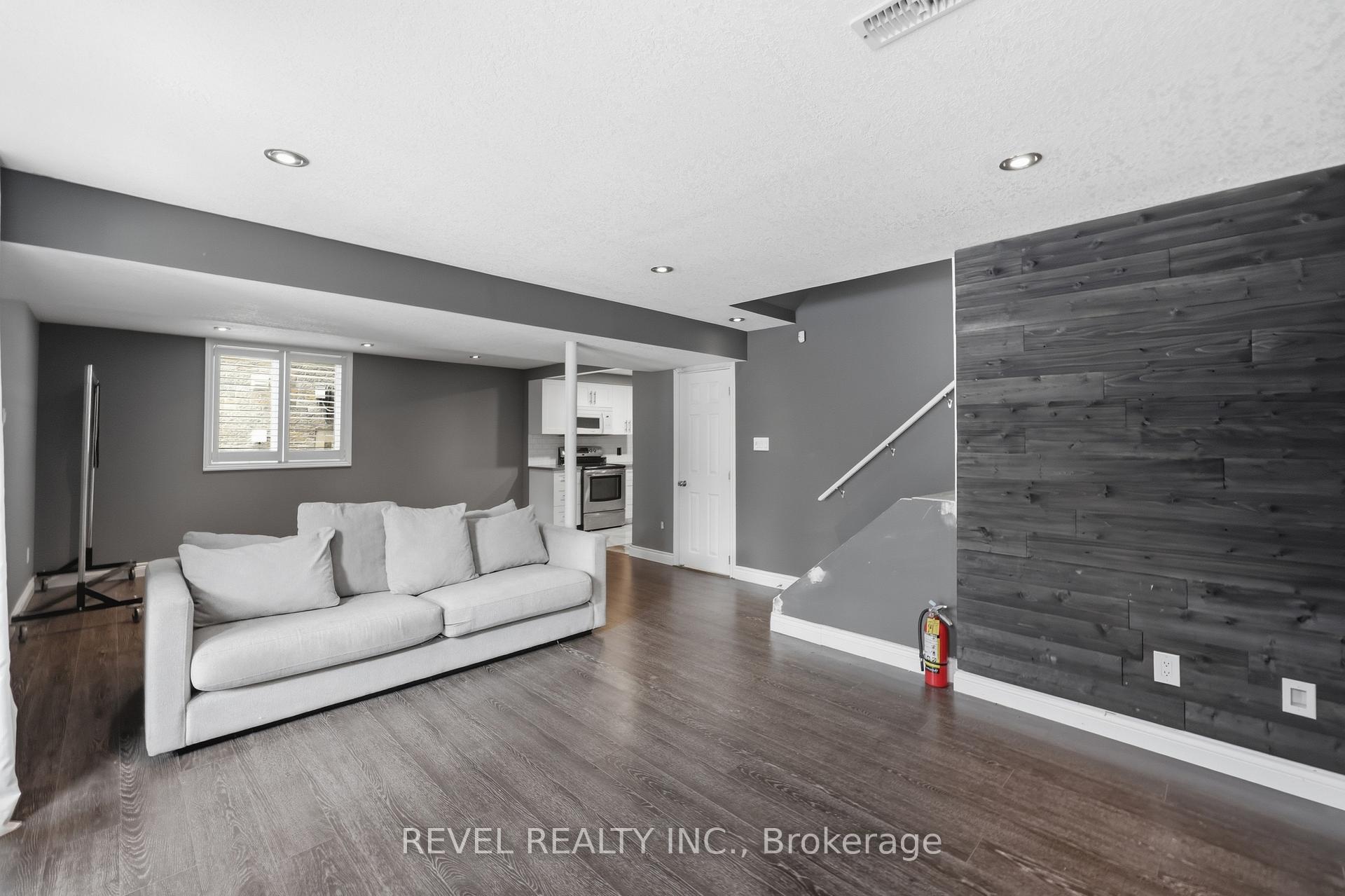 Photo 32 of 44 Springwood Drive, Hamilton, Stoney Creek Mountain — HOMEH