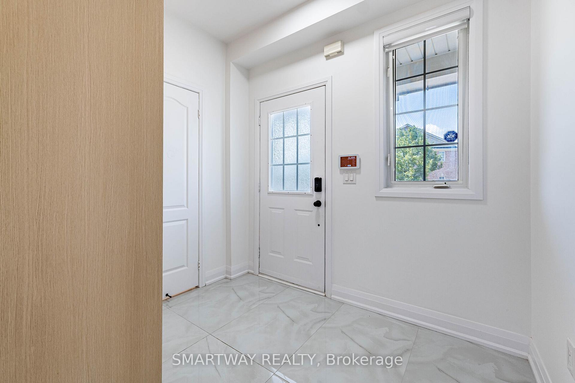 Photo 5 of 38 Lockburn Crescent, Brampton, Fletcher's Meadow — HOMEH
