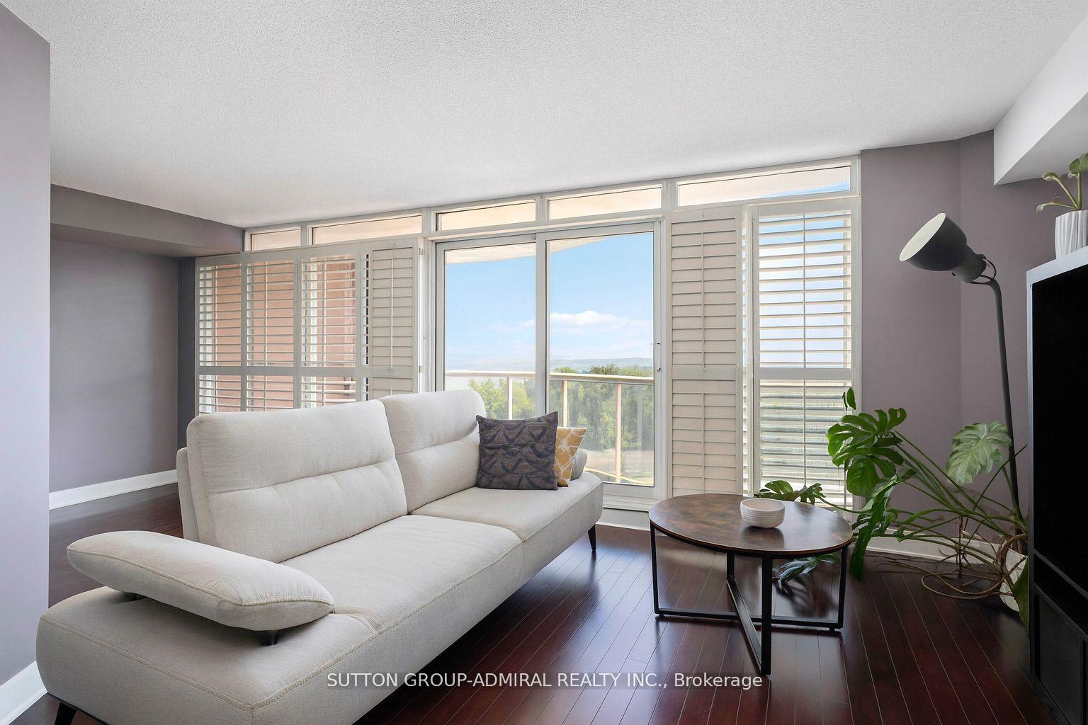 Front of Unit 726, 550 Queens Quay W