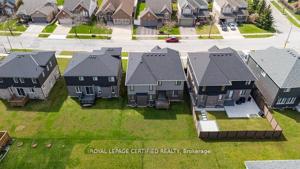 Photo 3 of 8077 Brookside Drive, Niagara Falls, Ascot — HOMEH