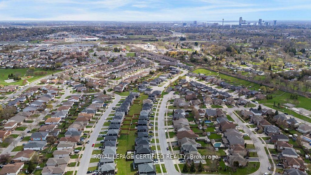 Photo 5 of 8077 Brookside Drive, Niagara Falls, Ascot — HOMEH