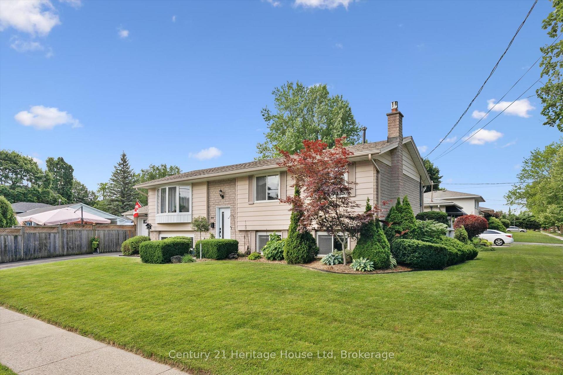Photo 2 of 44 Inverness Drive, Guelph, Victoria North — HOMEH