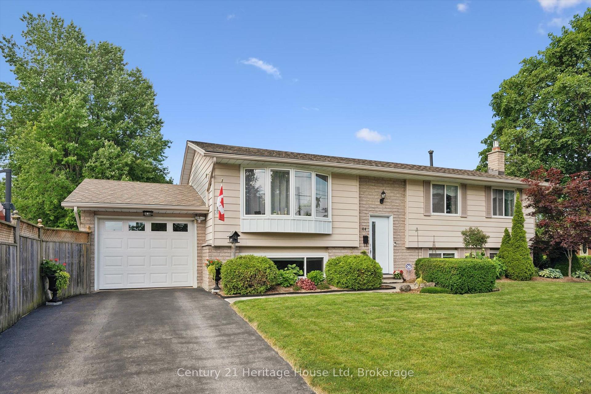 Photo 3 of 44 Inverness Drive, Guelph, Victoria North — HOMEH