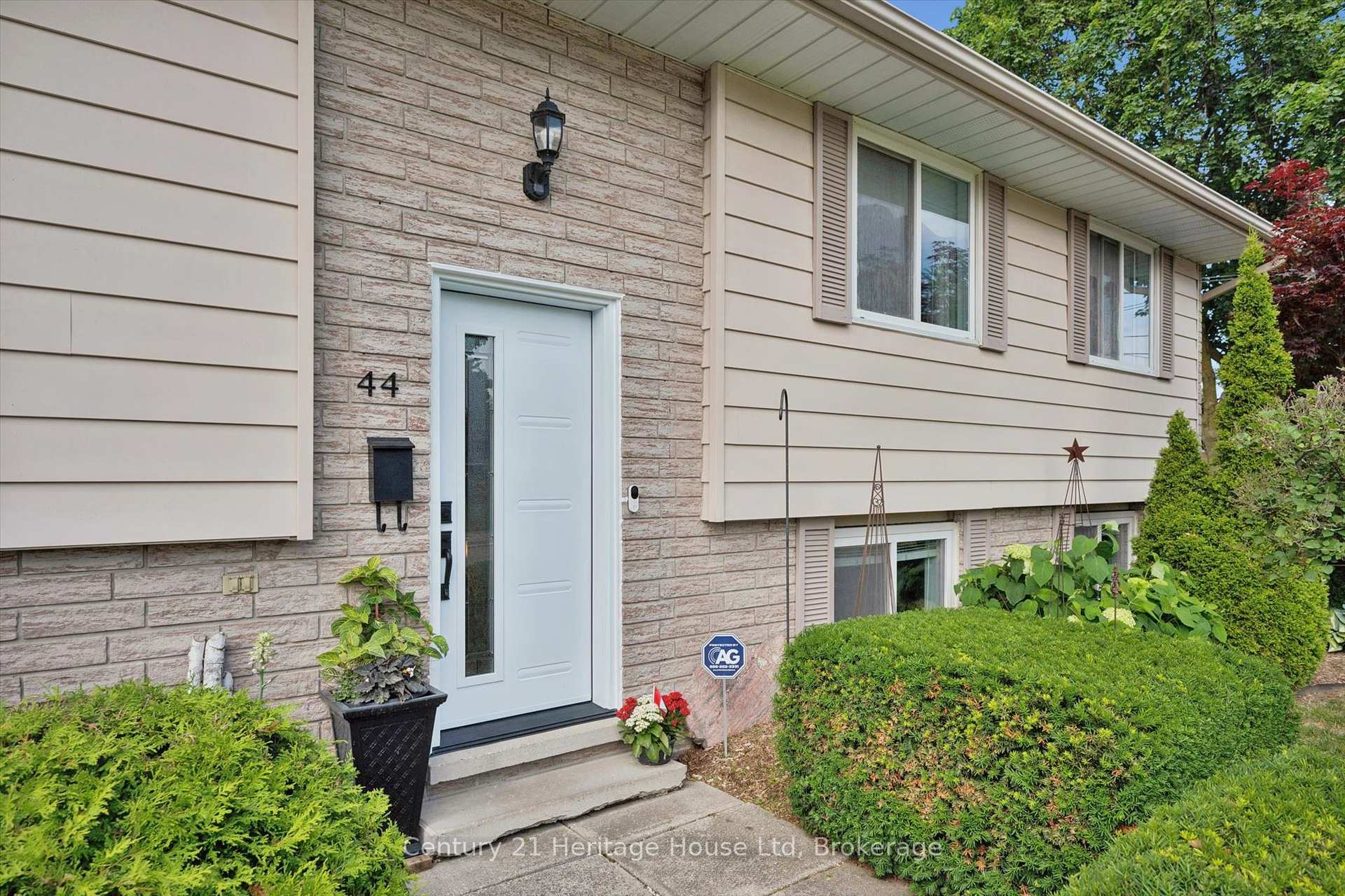 Photo 4 of 44 Inverness Drive, Guelph, Victoria North — HOMEH