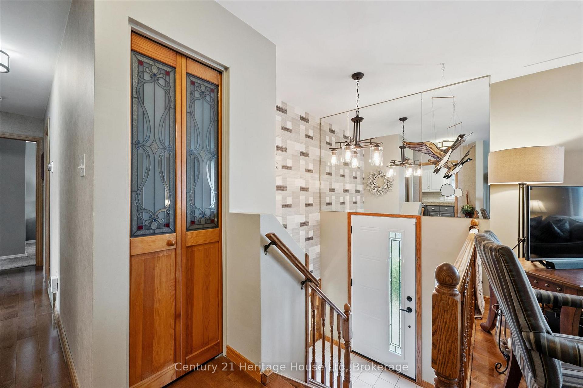Photo 5 of 44 Inverness Drive, Guelph, Victoria North — HOMEH