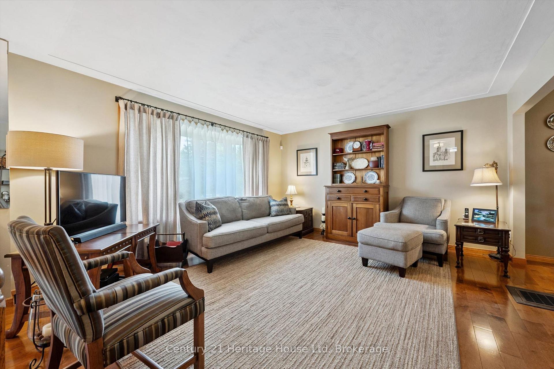 Photo 6 of 44 Inverness Drive, Guelph, Victoria North — HOMEH