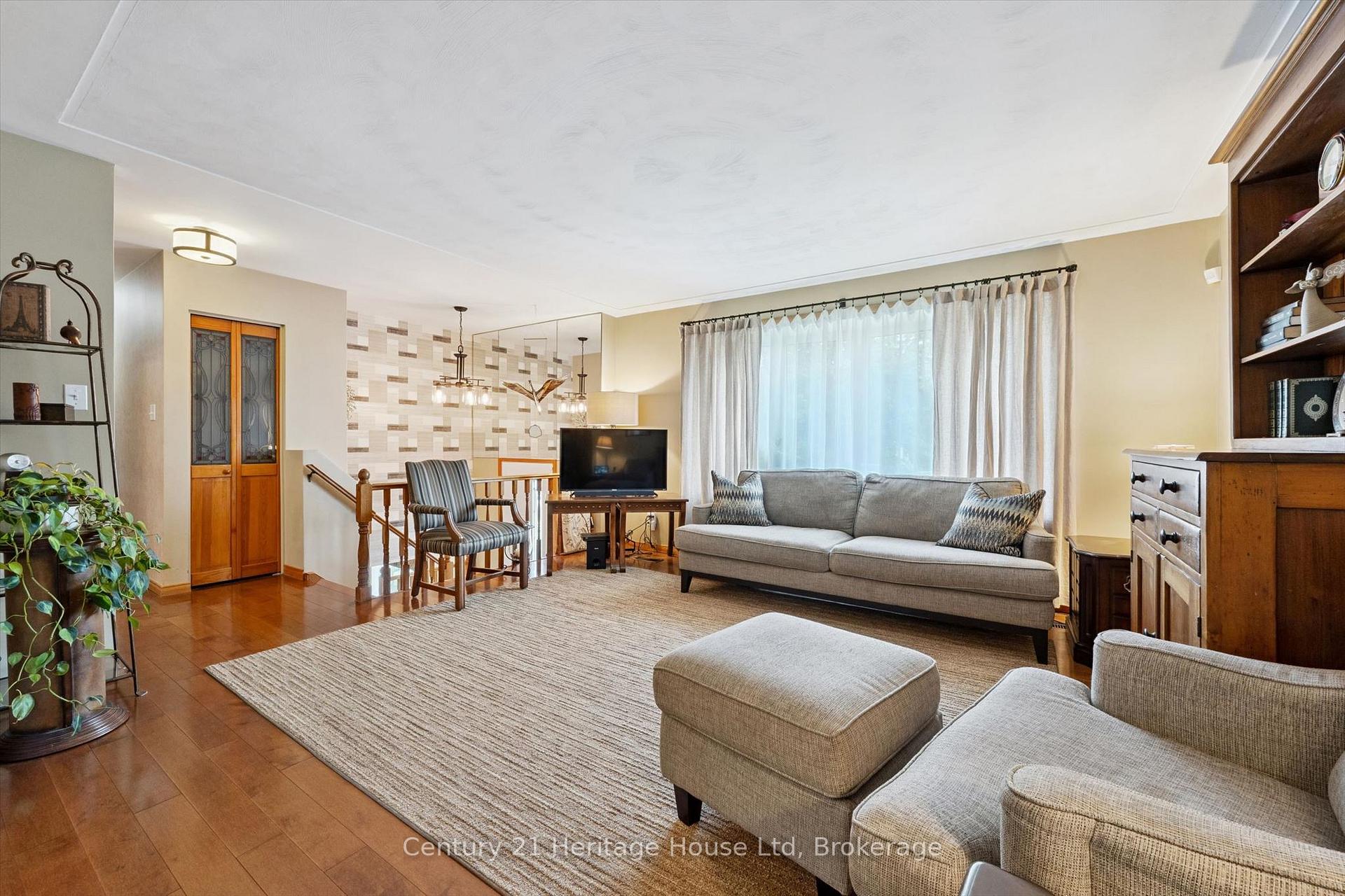 Photo 7 of 44 Inverness Drive, Guelph, Victoria North — HOMEH