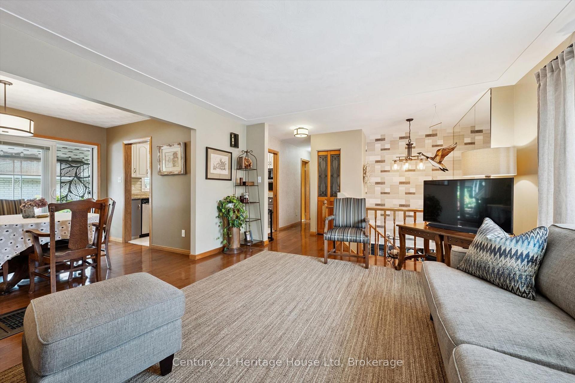 Photo 8 of 44 Inverness Drive, Guelph, Victoria North — HOMEH