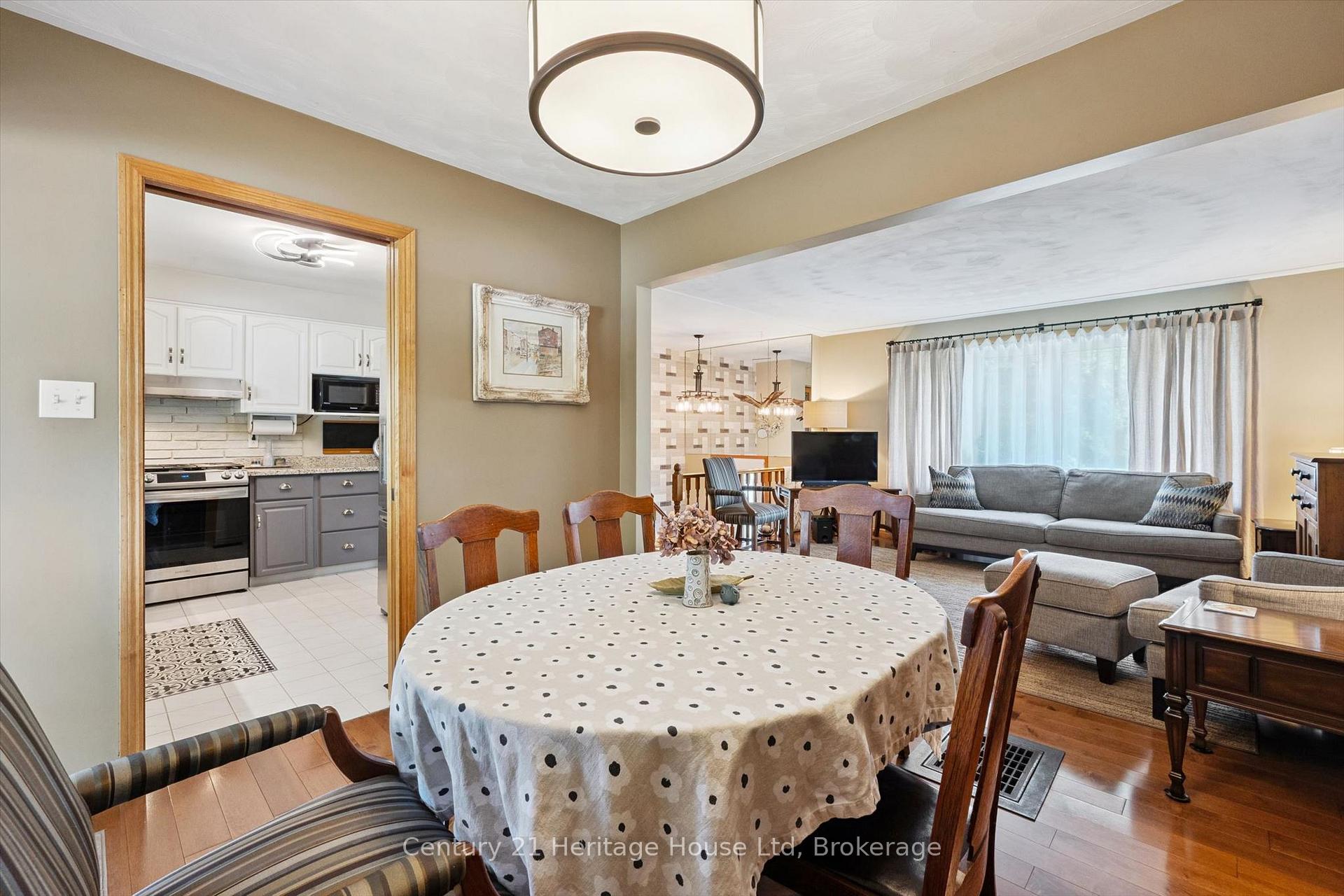 Photo 10 of 44 Inverness Drive, Guelph, Victoria North — HOMEH