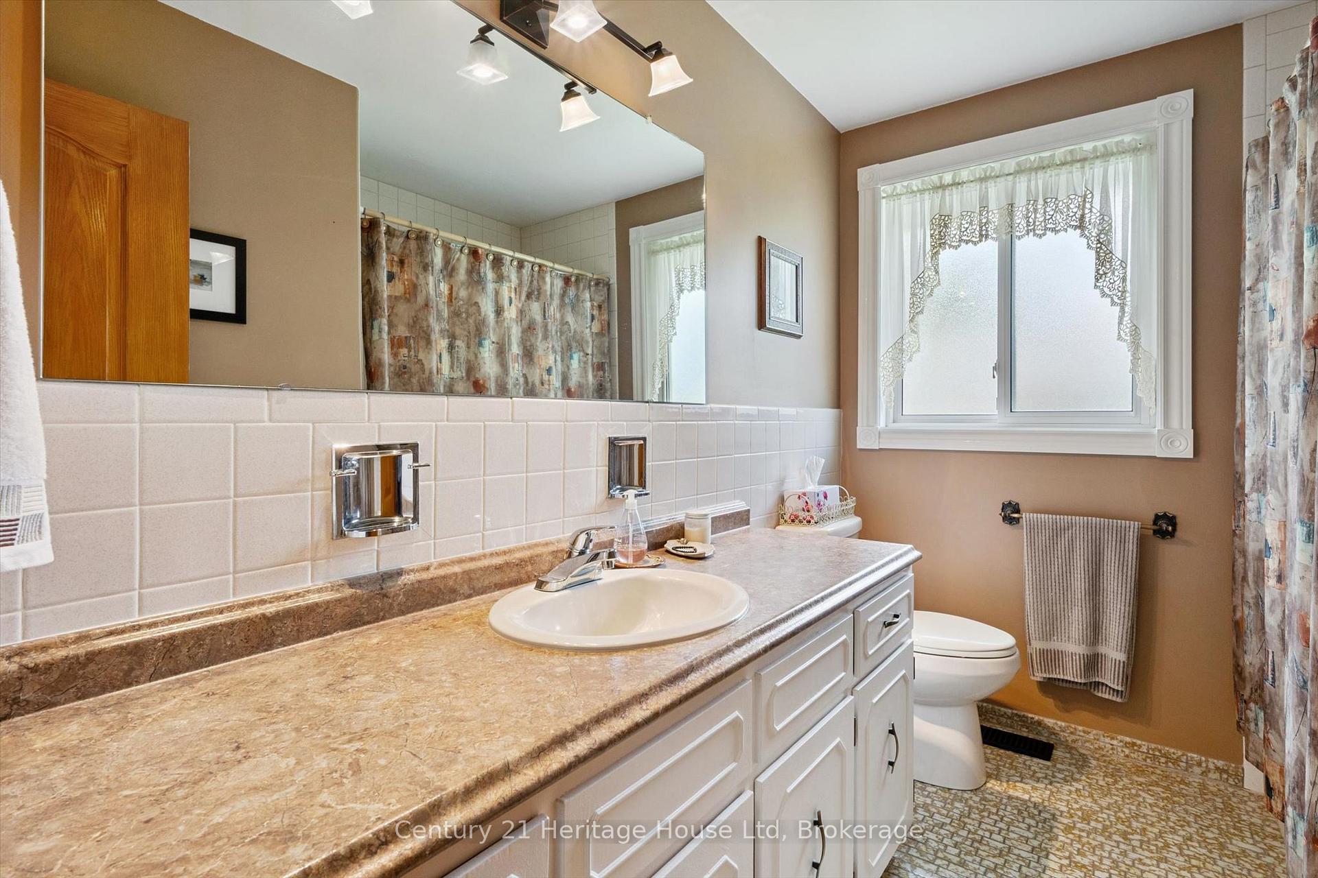 Photo 19 of 44 Inverness Drive, Guelph, Victoria North — HOMEH