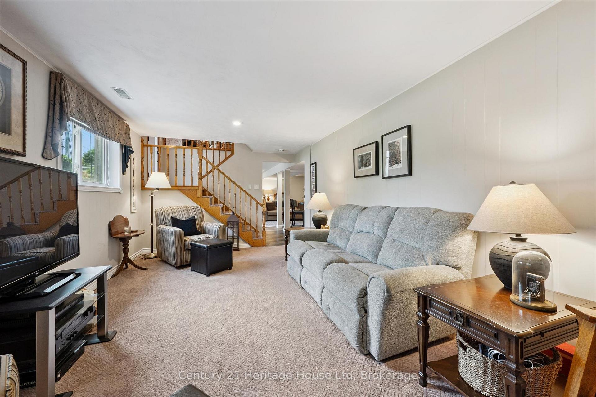 Photo 23 of 44 Inverness Drive, Guelph, Victoria North — HOMEH