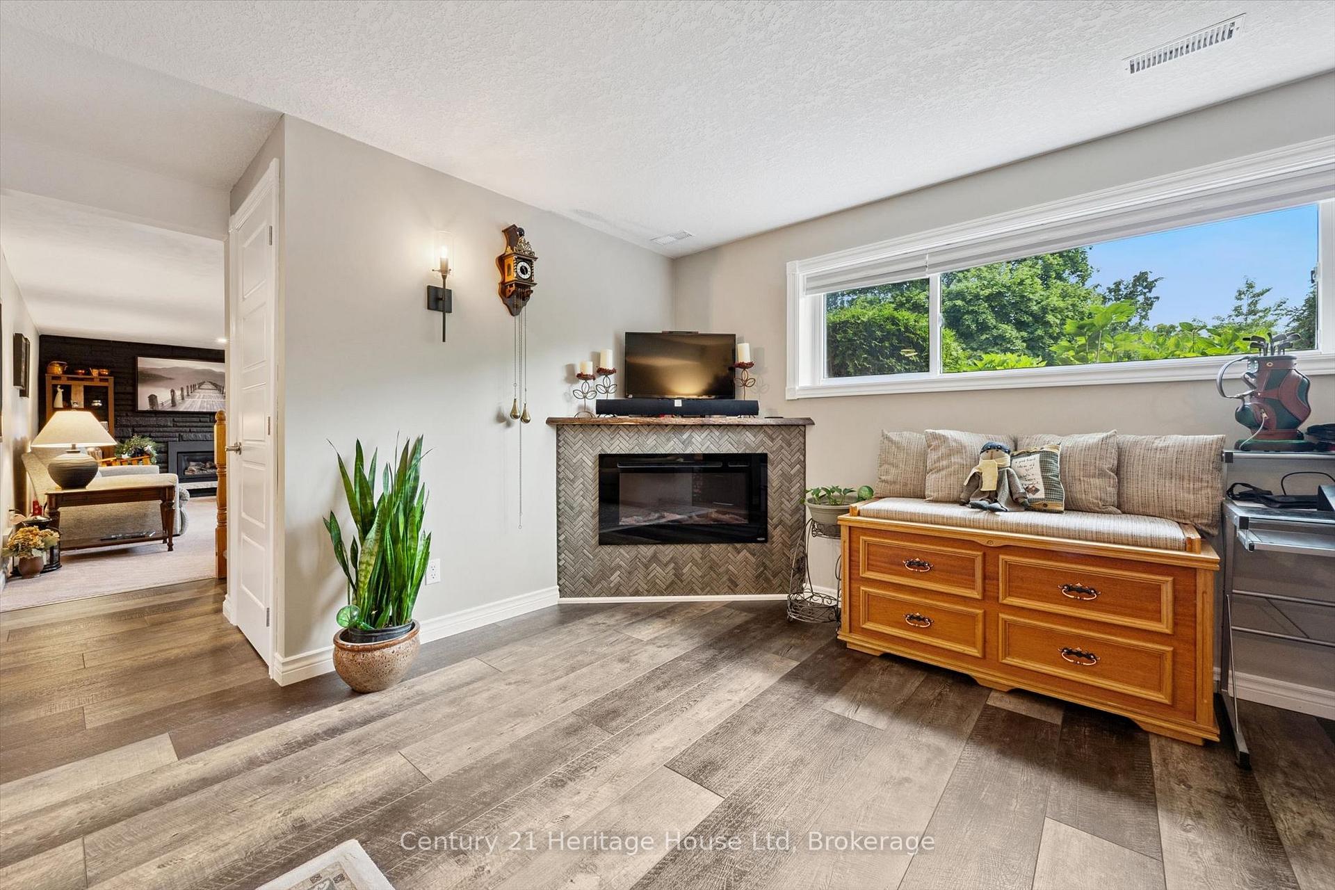 Photo 27 of 44 Inverness Drive, Guelph, Victoria North — HOMEH